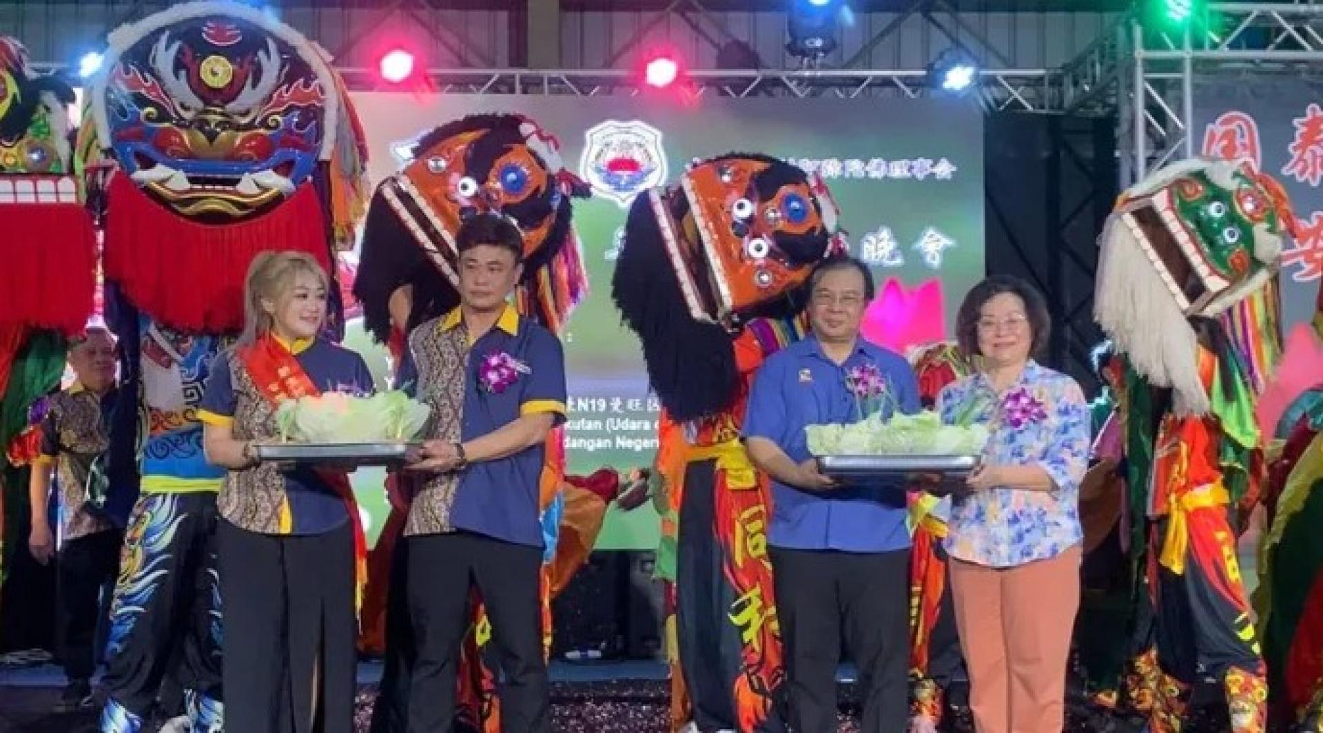 耶里苏修医生（右2）于2025年9月22日在实文然，为吴二杜庙支持者协会举办的一年一度祈福典礼暨文艺晚会主持开幕。