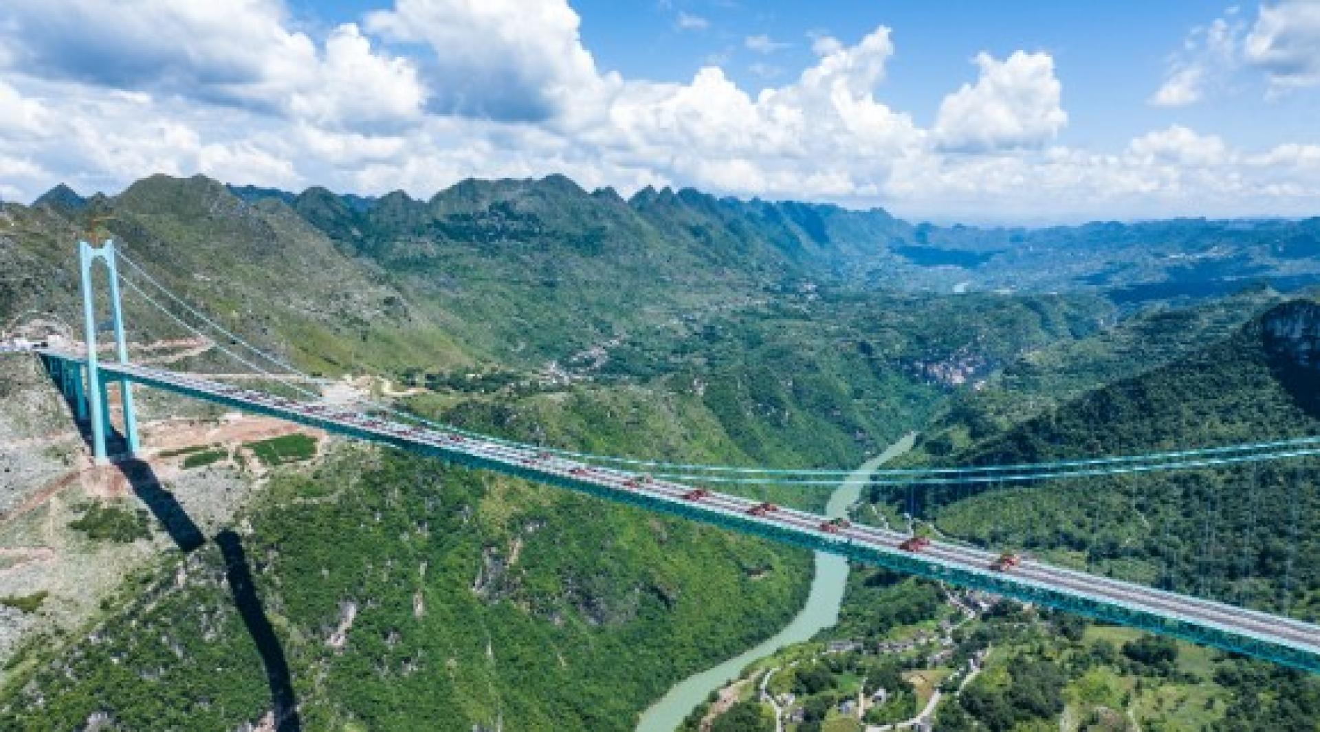 花江峡谷大桥全长2890米，主桥跨径1420米，桥面到水面高度625米。