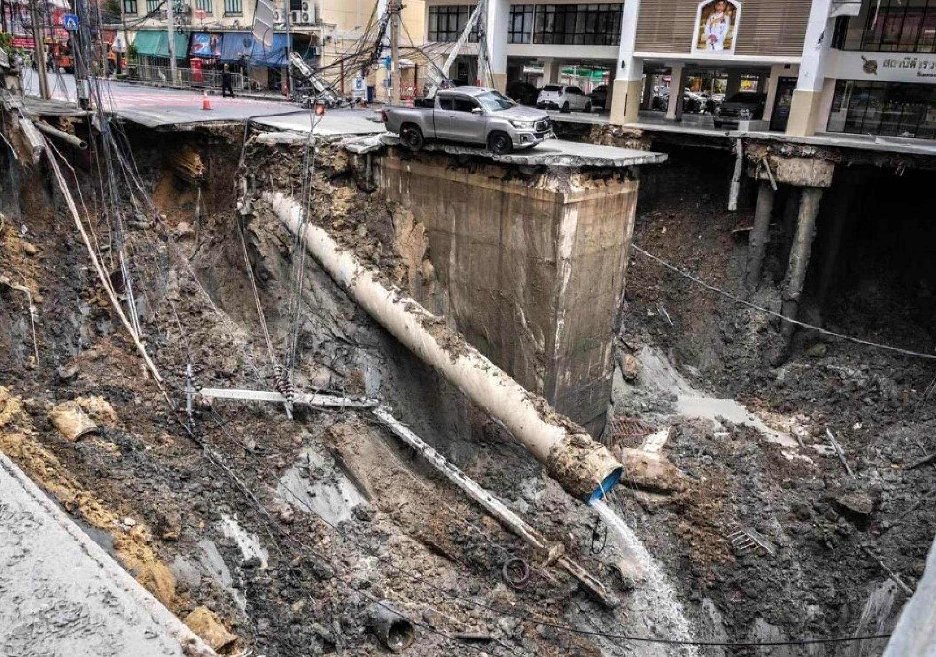 泰国首都曼谷哇集拉医院附近道路星期三（9月24日）早上突然塌陷，形成巨大坑洞，一辆车子在坑边摇摇欲坠，另有一辆警察拖车掉进坑里，所幸事故没有酿成伤亡。