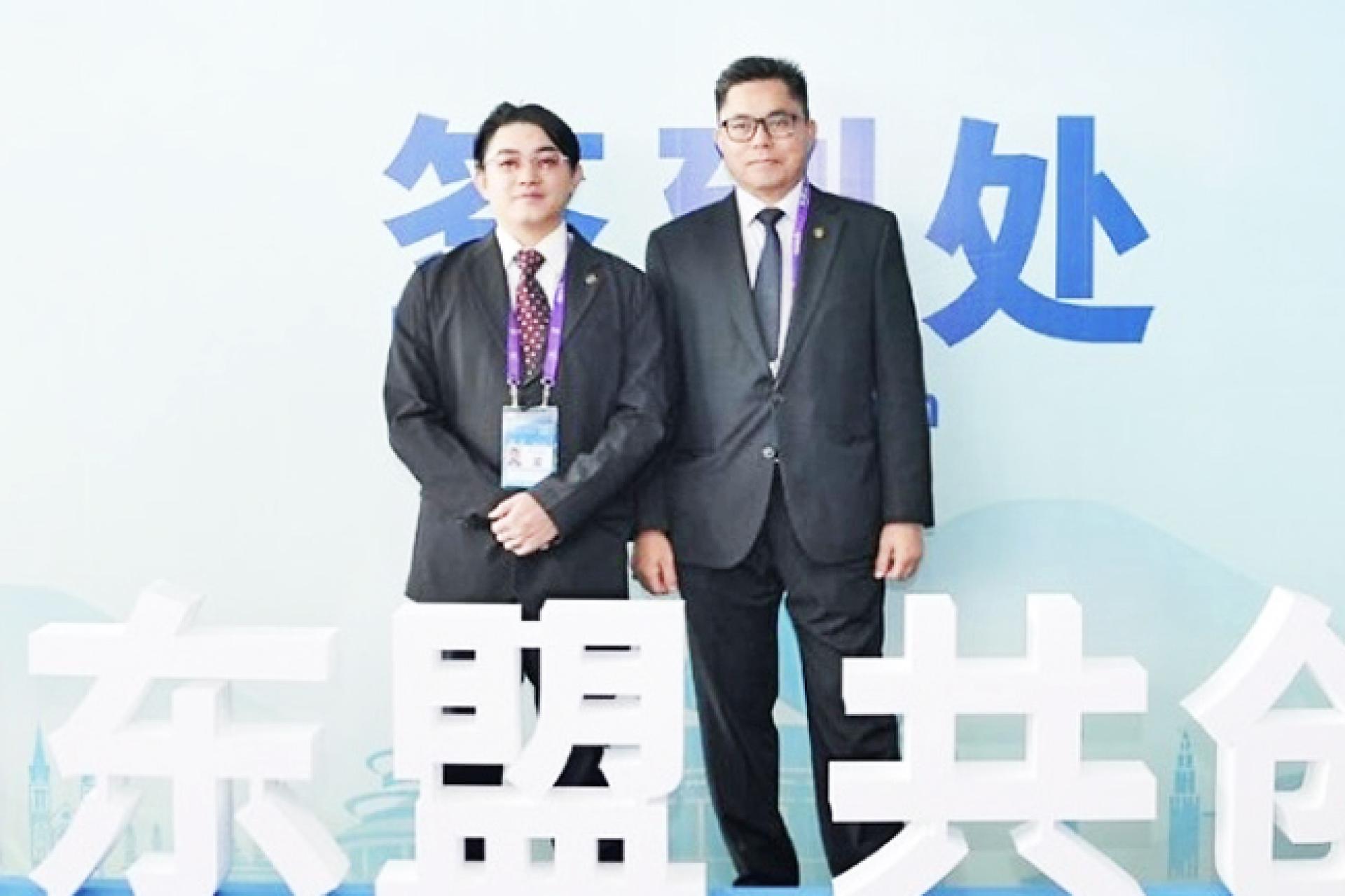 汶莱律师协会主席莫哈末扎伊尼迪与理事阿都哈金在会场合影。