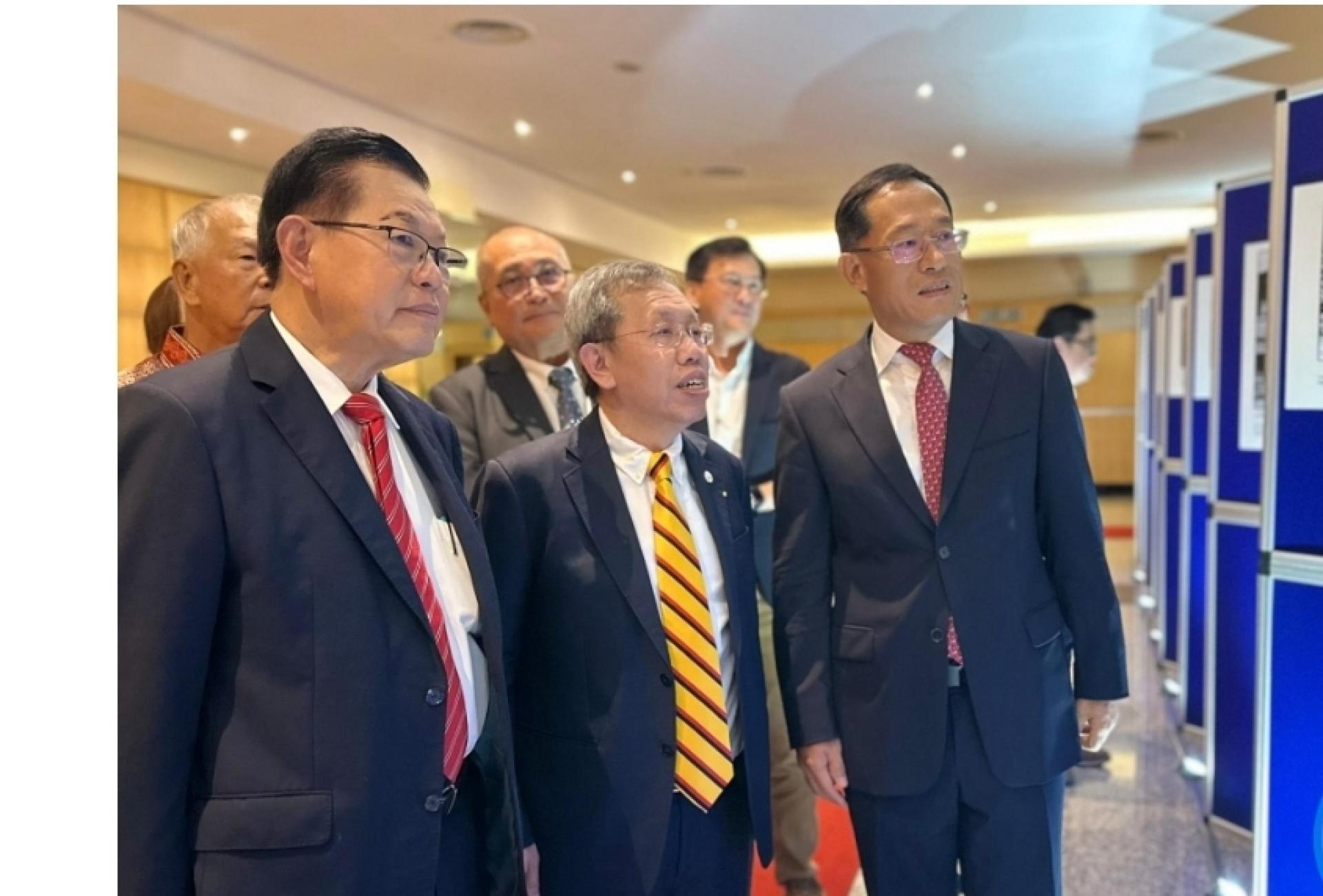 中国驻古晋总领事邢伟平（右）陪同砂副总理拿督阿玛沈桂贤（中）和拿督斯里李景胜（左）等出席嘉宾参观资料展出。