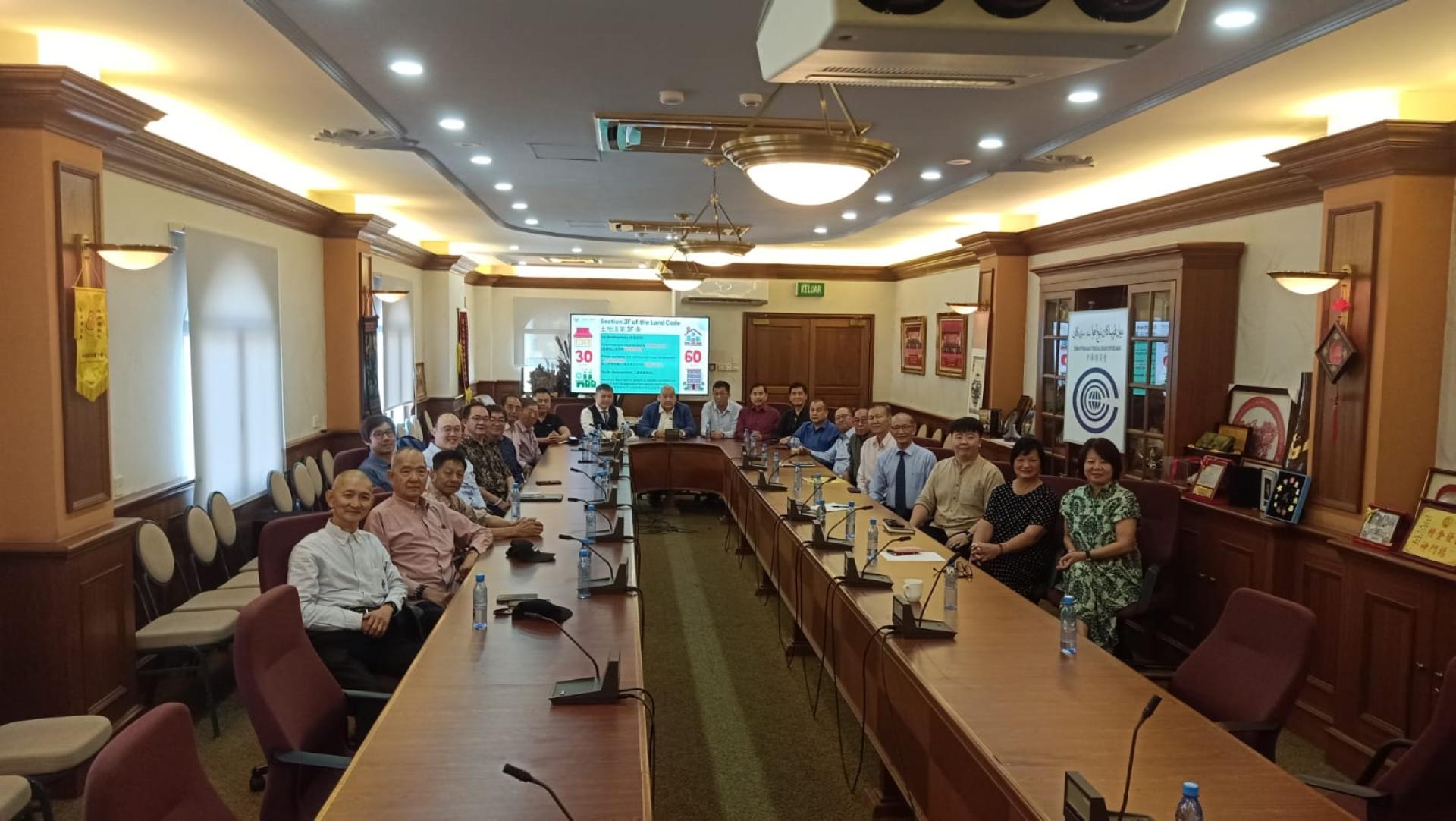出席土地法规谘询座谈会的斯市中华总商会理事及会员