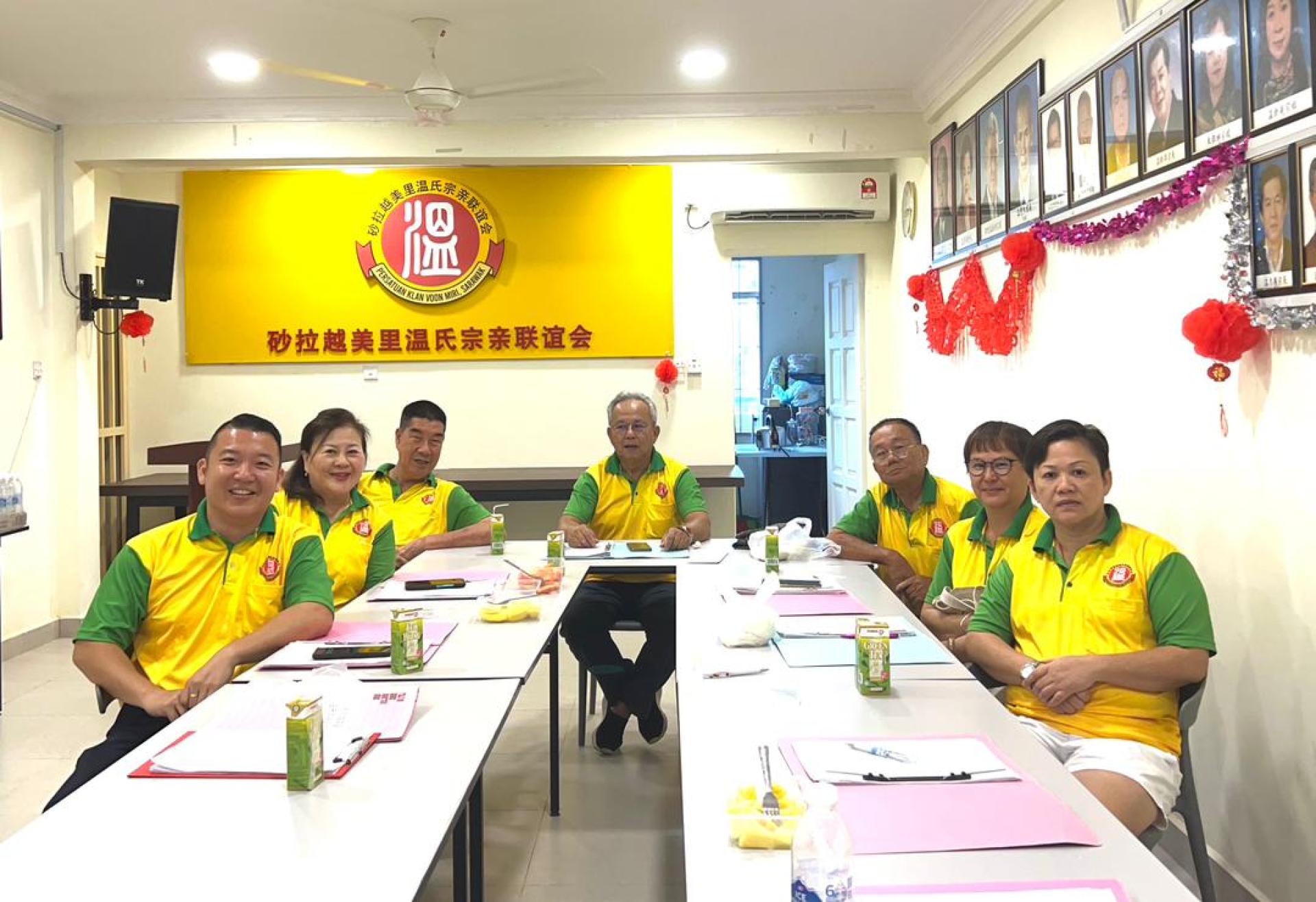 砂拉越美里温氏宗亲联谊会中秋庆祝会筹备会成员合影。中为会长温国仲。