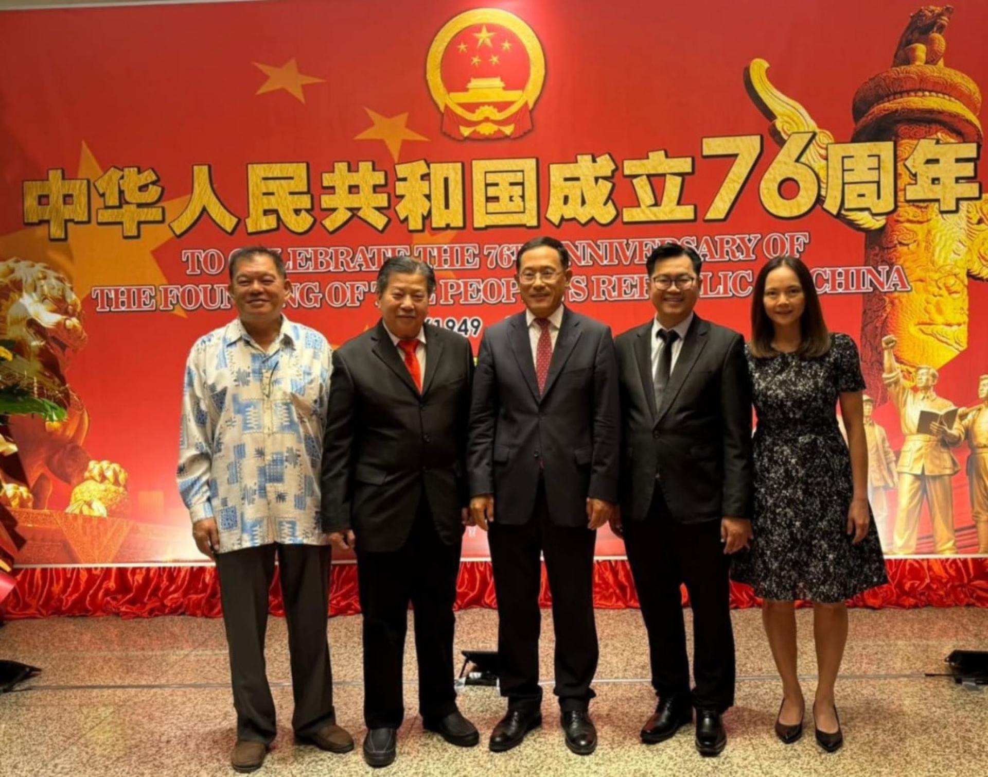 砂医总会长江宗兴（左2）同顾问陈中兴（左）及副会长江邦忠伉俪向邢伟平总领事（中）祝贺中华人民共和国成立76周年国庆。