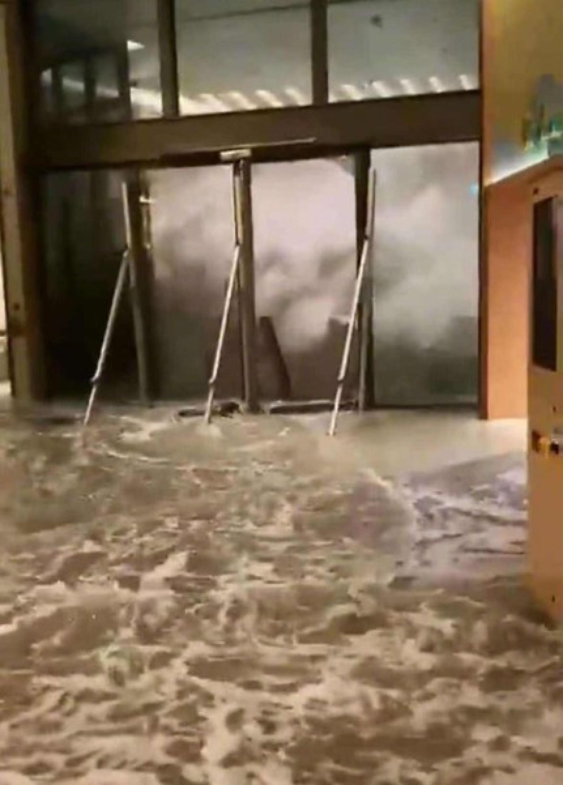 香港一间酒店大堂的玻璃门遭海水倒灌，大量海水迅速涌入，原本整洁的大堂变成了积水区域。