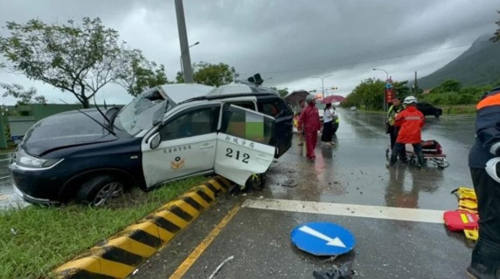 台湾花莲有押犯警车在暴雨中失事，车辆严重损毁，疑犯身亡。