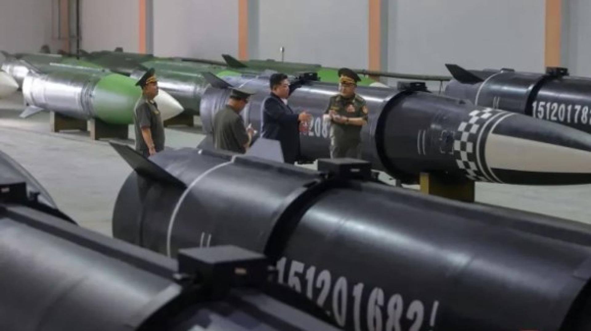 金正恩于9月1日到一家军工厂视察导弹生产。