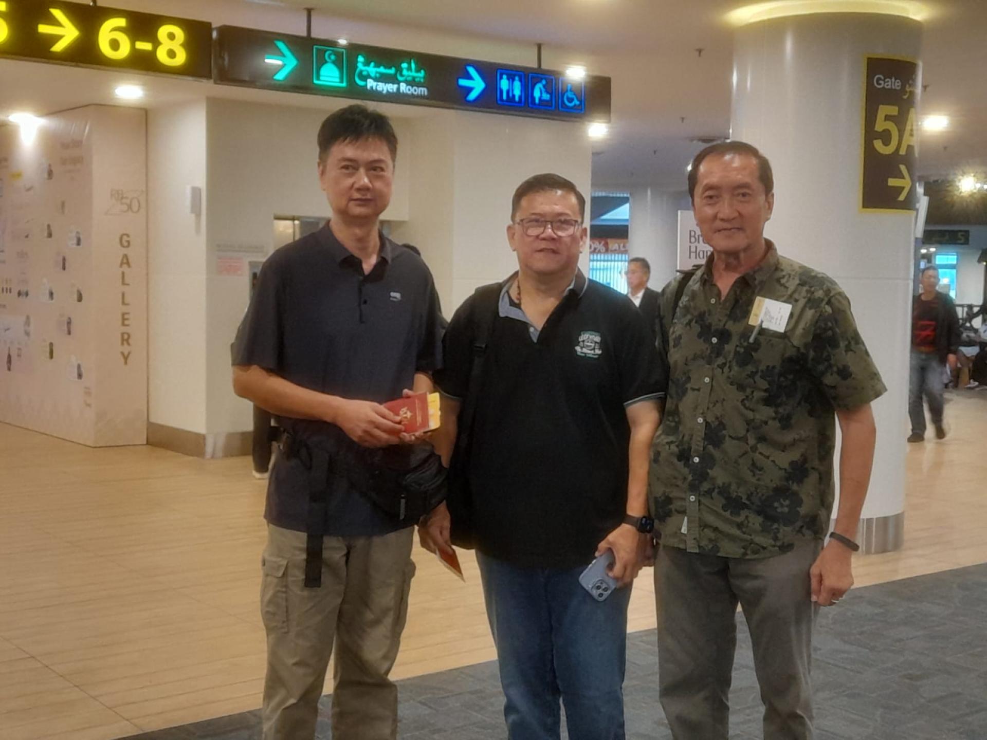 腾云殿代表（右）副董事长程永年（中）会务顾问林长兴（左）财政林丰斌在机场合影