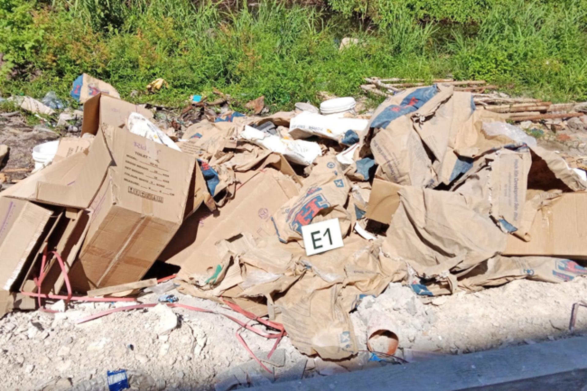 违规建筑公司乱丢垃圾
