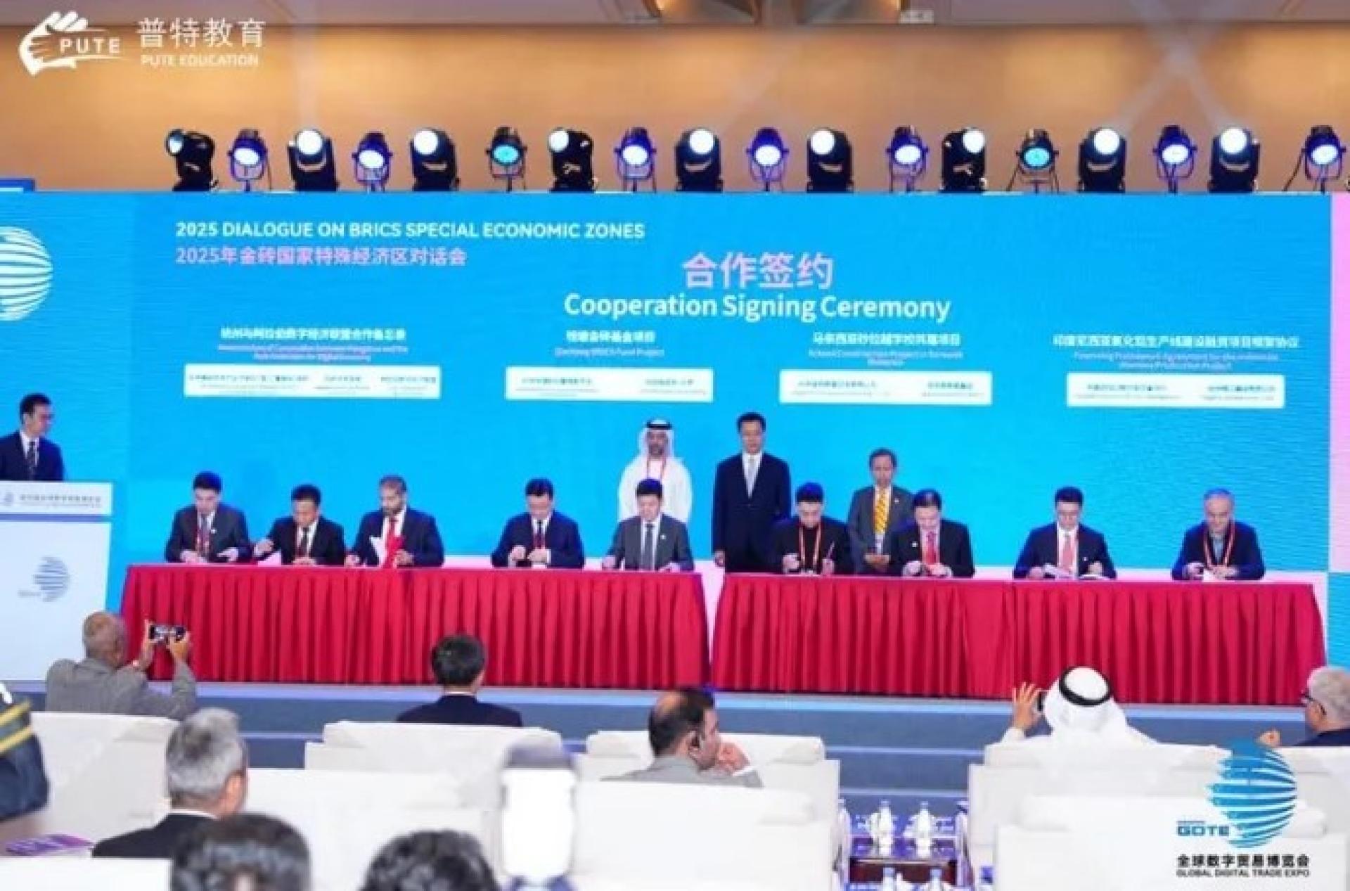 沈桂贤（右站立者）与众人于9月25日在杭州国际博览中心出席第四届全球数字贸易博览会金砖国家经济特区对话会期间，见证IMSEA Education与杭州普特教育集团的签约仪式。