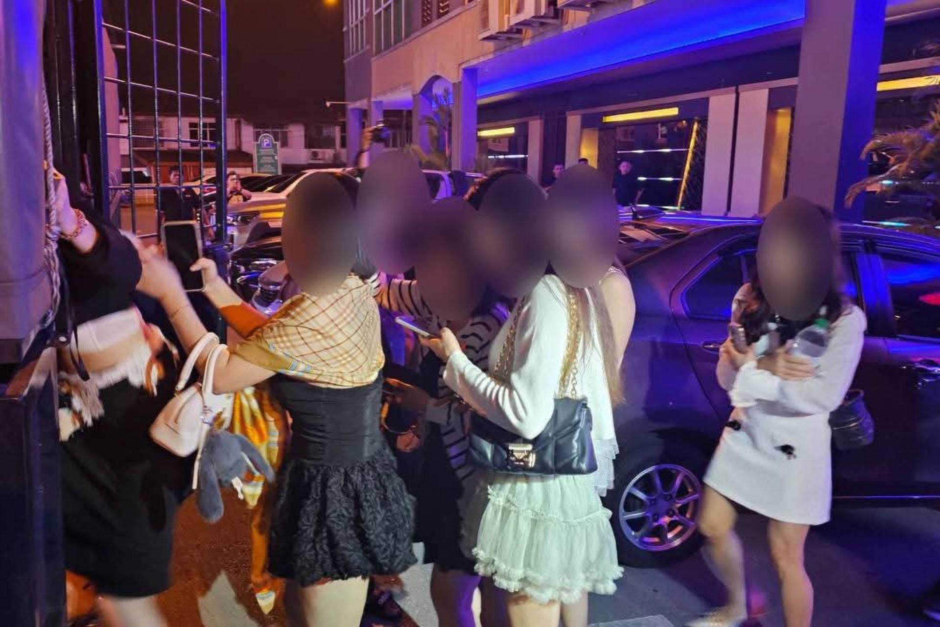 行动中因违法移民法令而遭逮捕的外国人。