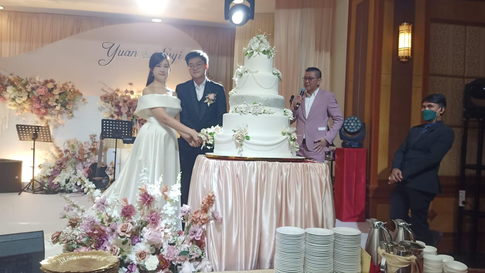 一对新人郑智远及蔡乐怡共切新婚蛋糕