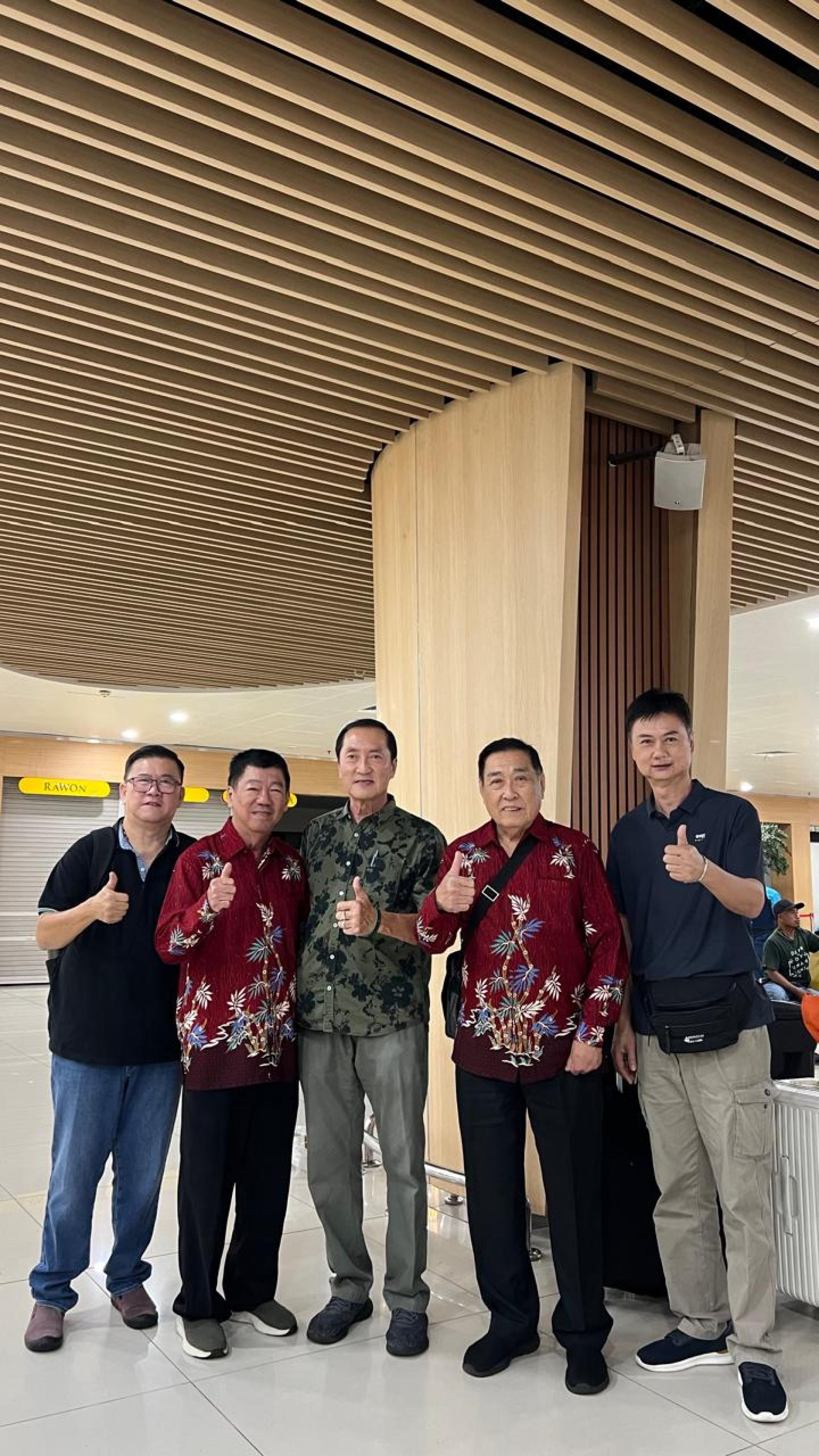 腾云殿代表与第十四届世界大伯公大会主席吴式健（右二）与接待组委员在机场合影