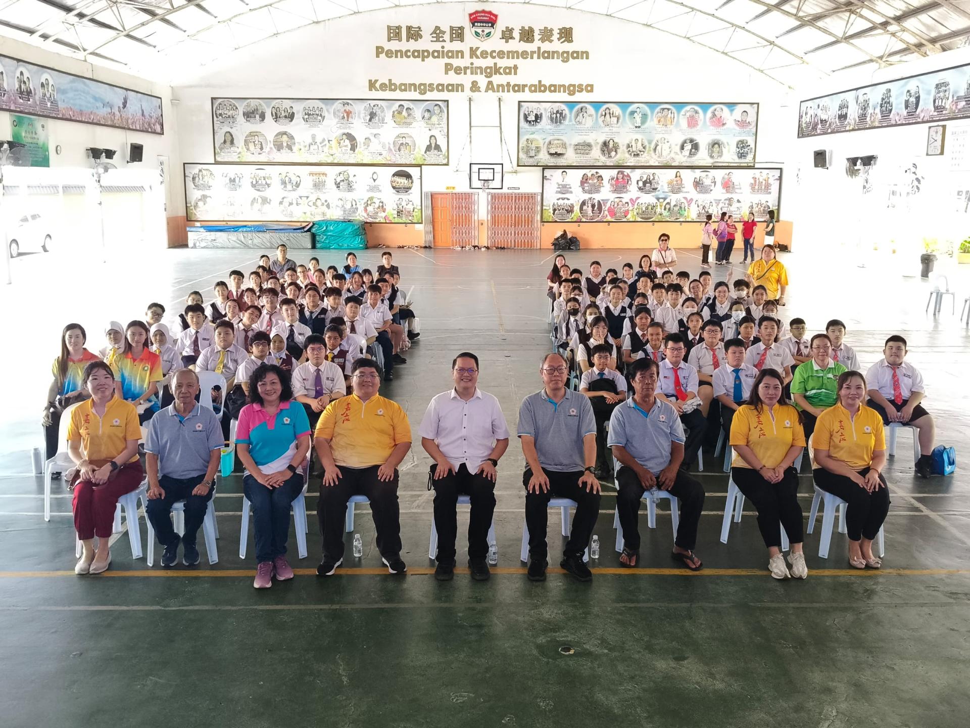 第39届嘉联青全国华小数学金杯赛美里区赛开幕嘉宾和与会者合影。右4起为美里嘉应五属同乡会主席甲必丹梁振林，开幕主宾拿督斯里李景胜的代表彭小菶，筹备会主席凌伟鹏。