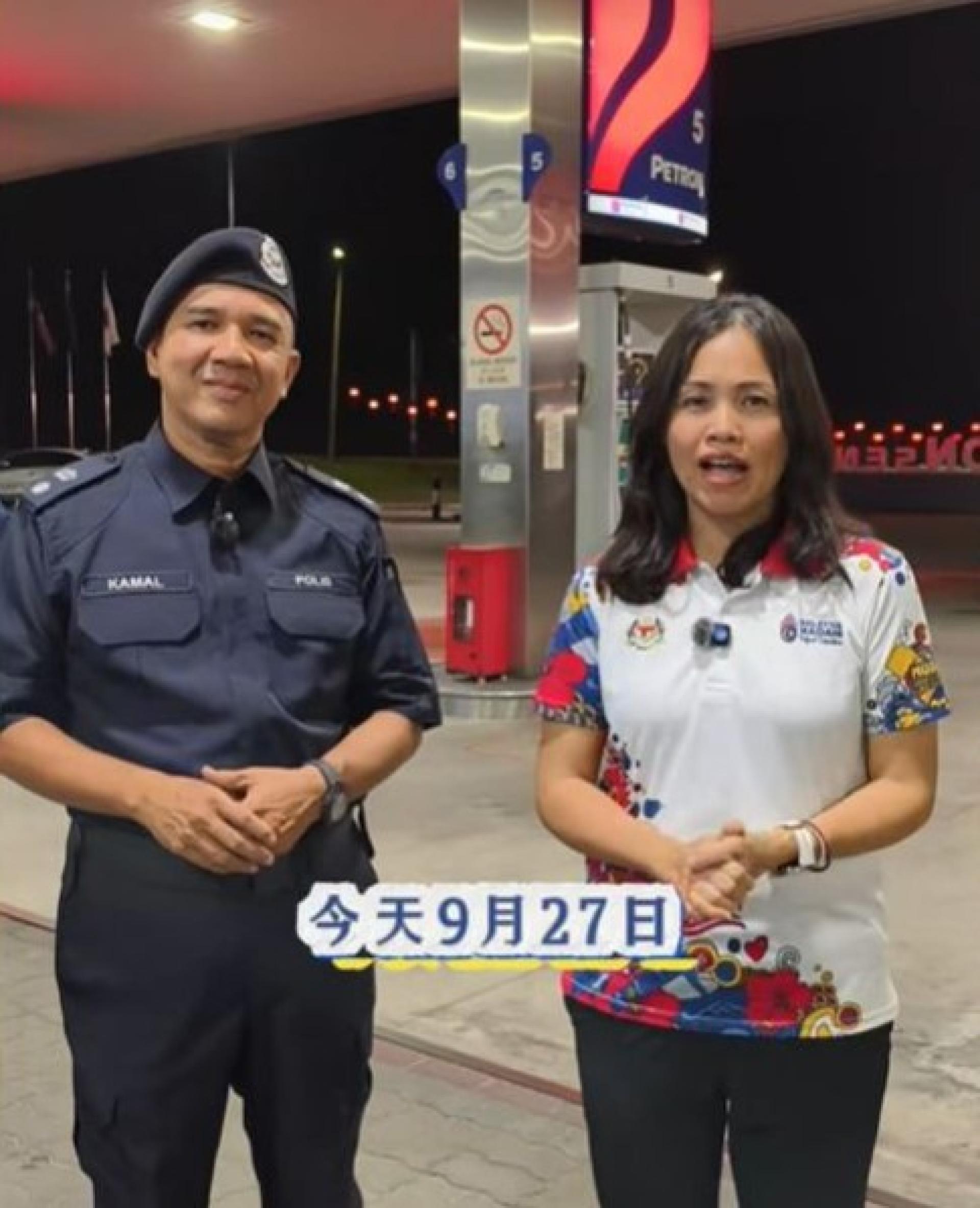 张念群（右起）及卡玛鲁丁透过视频，分享军警人员添购补贴汽油的简单流程。