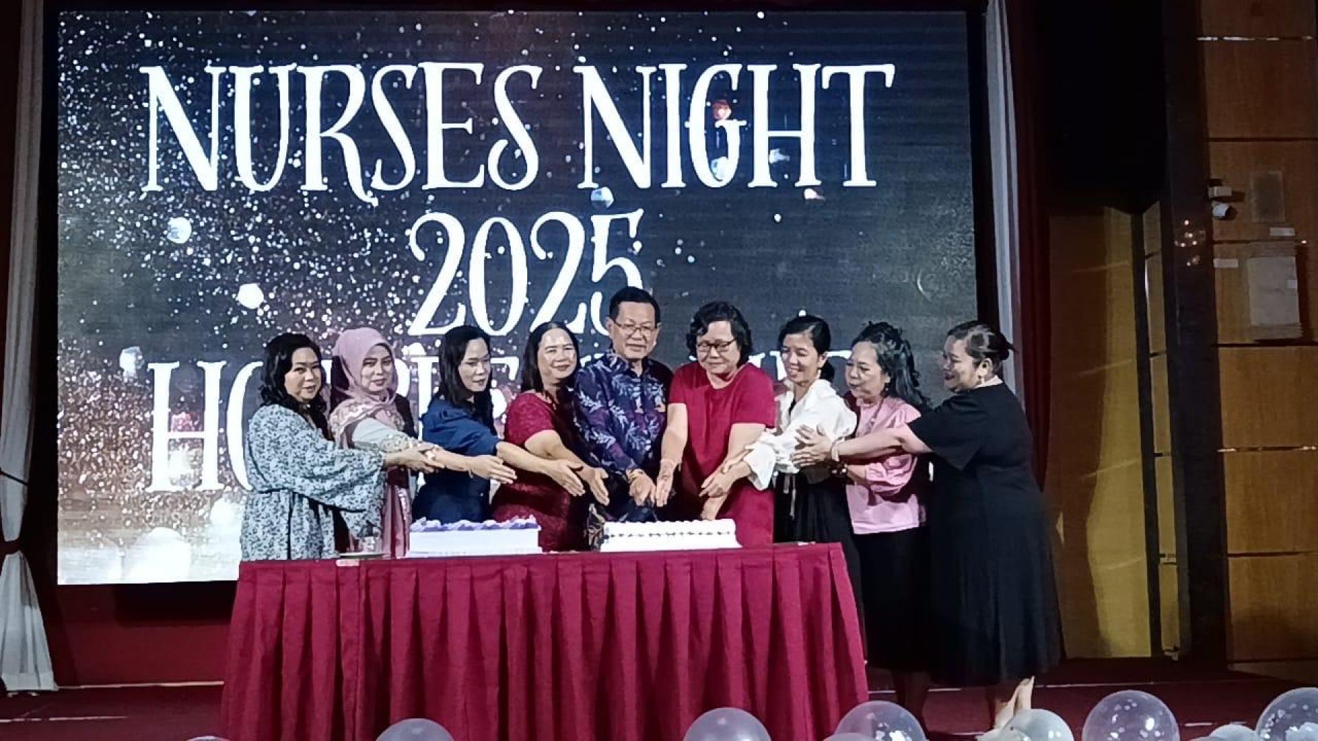 嘉宾们于“护士之夜联欢晚宴"共同切蛋糕。中为主宾砂交通部长拿督斯里李景胜。