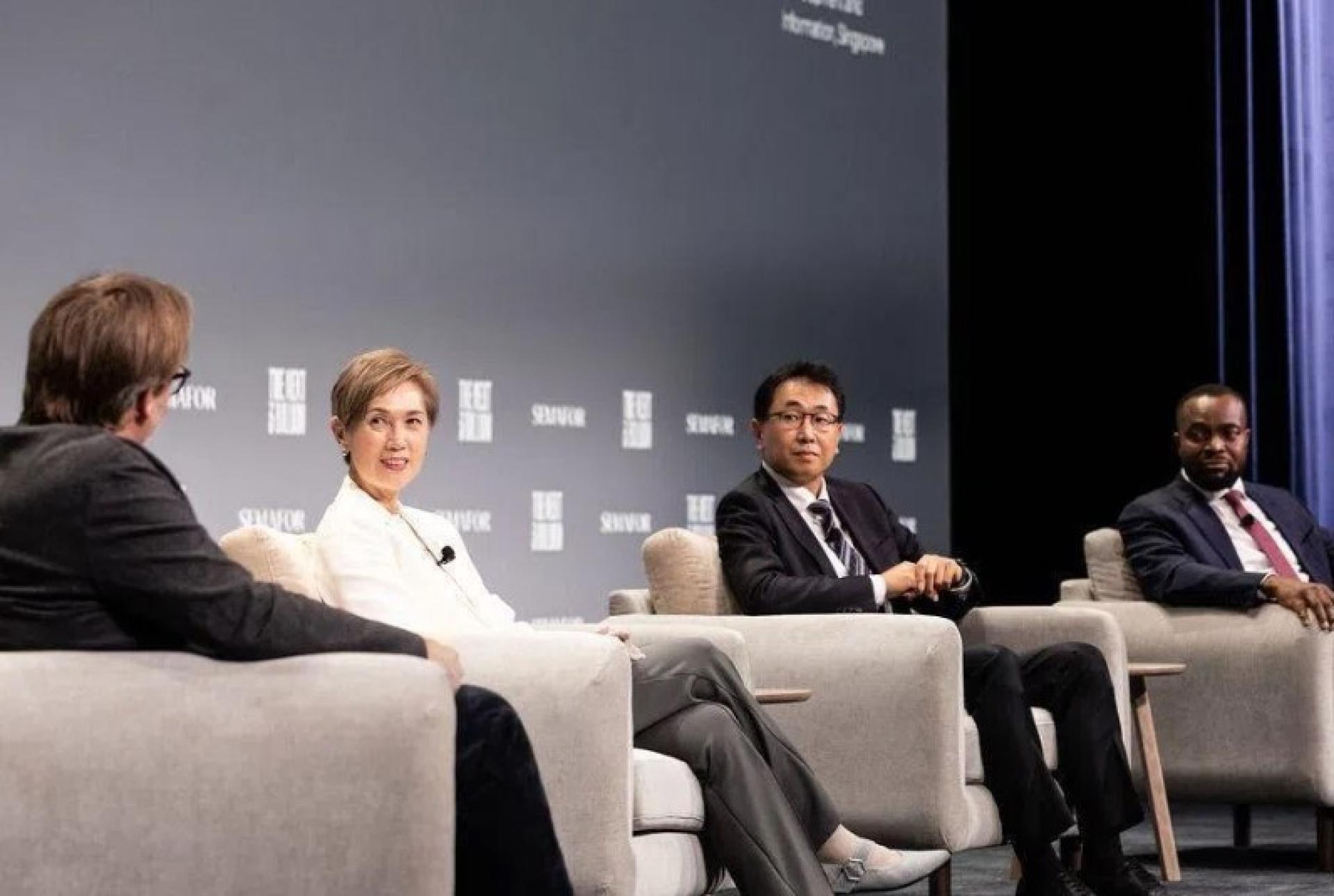 数码发展及新闻部长杨莉明（左二）在首届“全球人工智能对话”（Global Dialogue on AI）上正式宣布“新加坡数码门户”（Singapore Digital Gateway，简称SGDG）的设立。