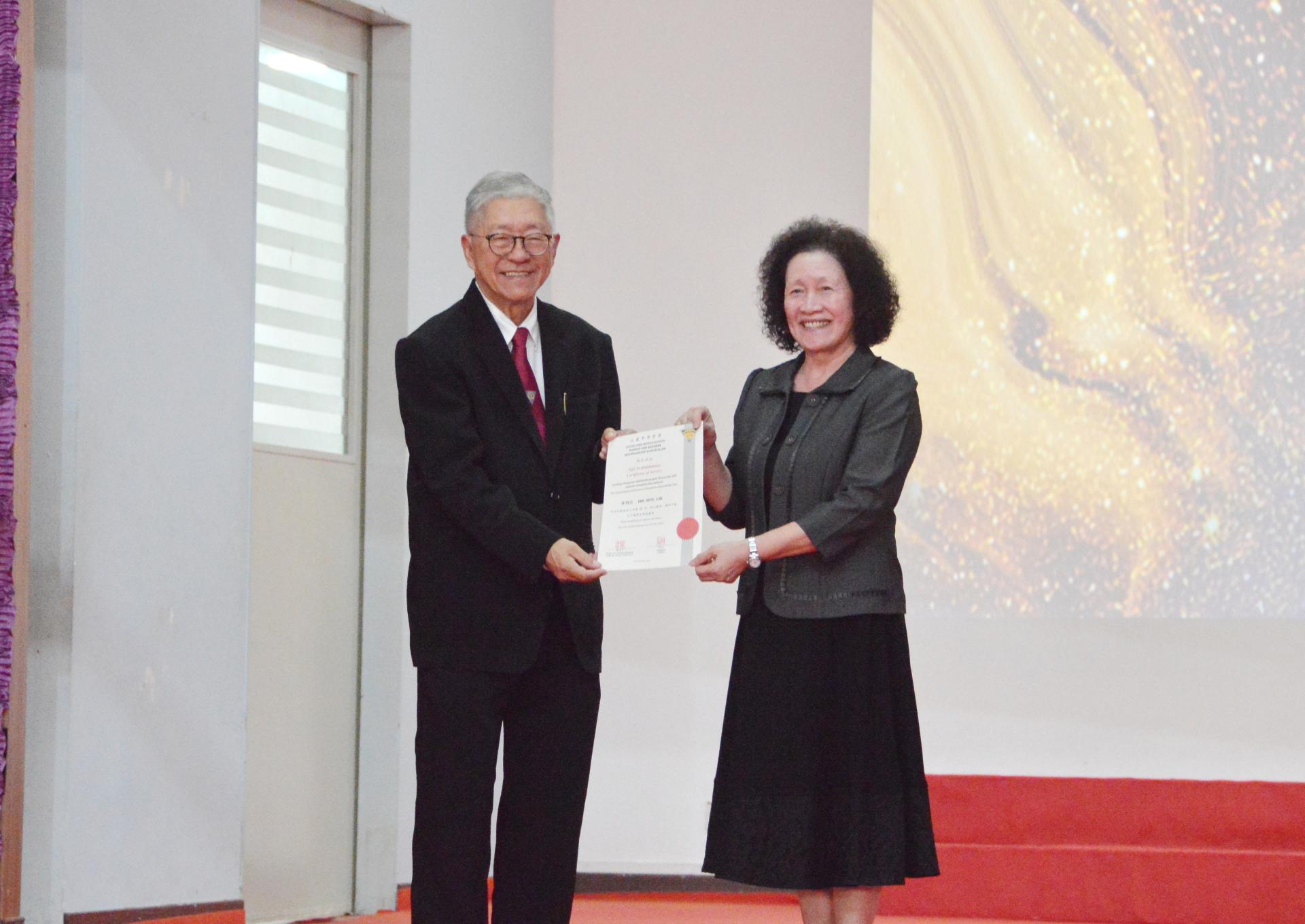 主宾王长荷副董事长（左）颁发教职员工长期服务奖予许月兰校长