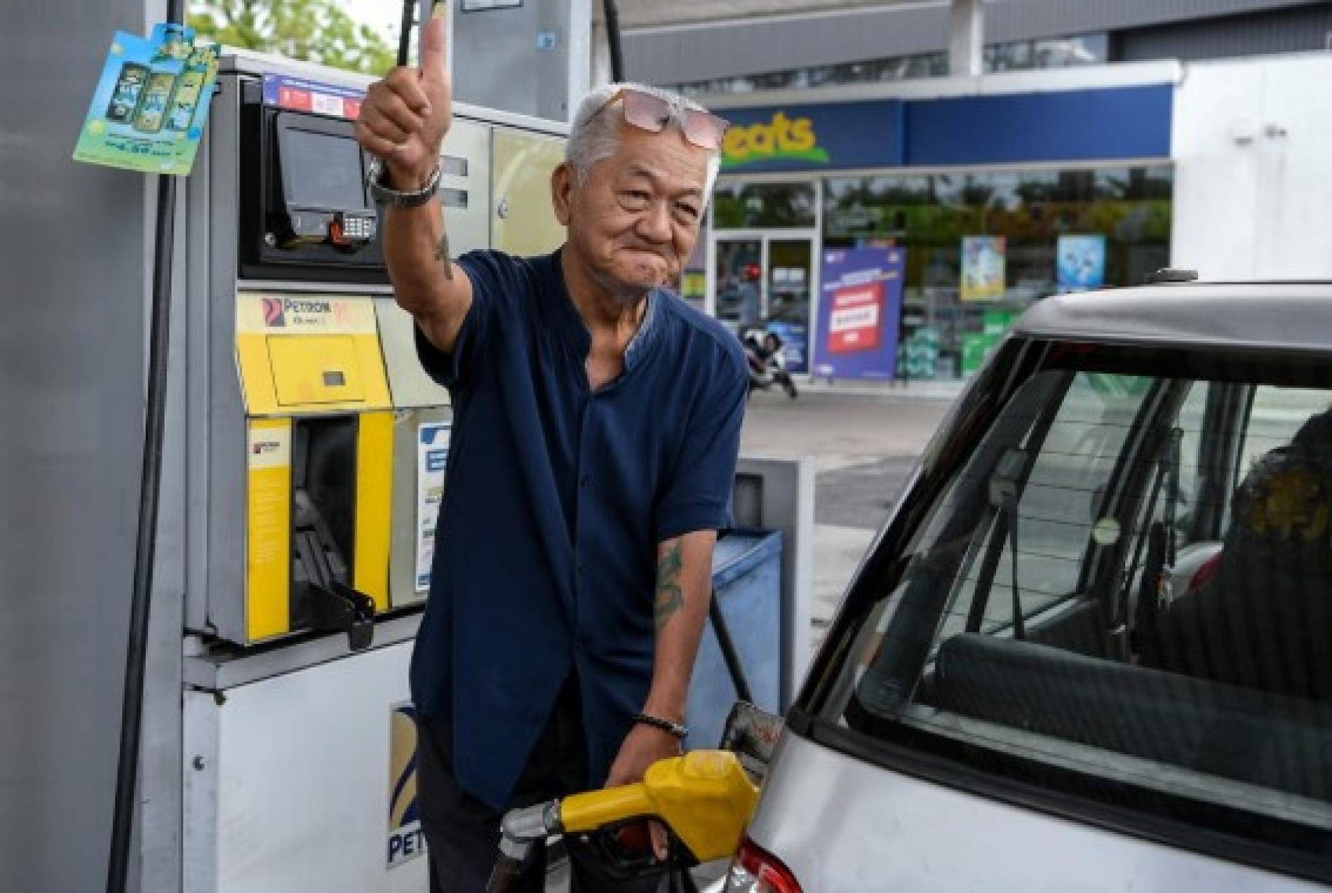 BUDI95计划在周日，扩展到“慈悯援助金”计划的500多万名B40贫困群体。图为在亚罗士打的Por Choo Chong（72岁）使用BUDI95计划在添油。