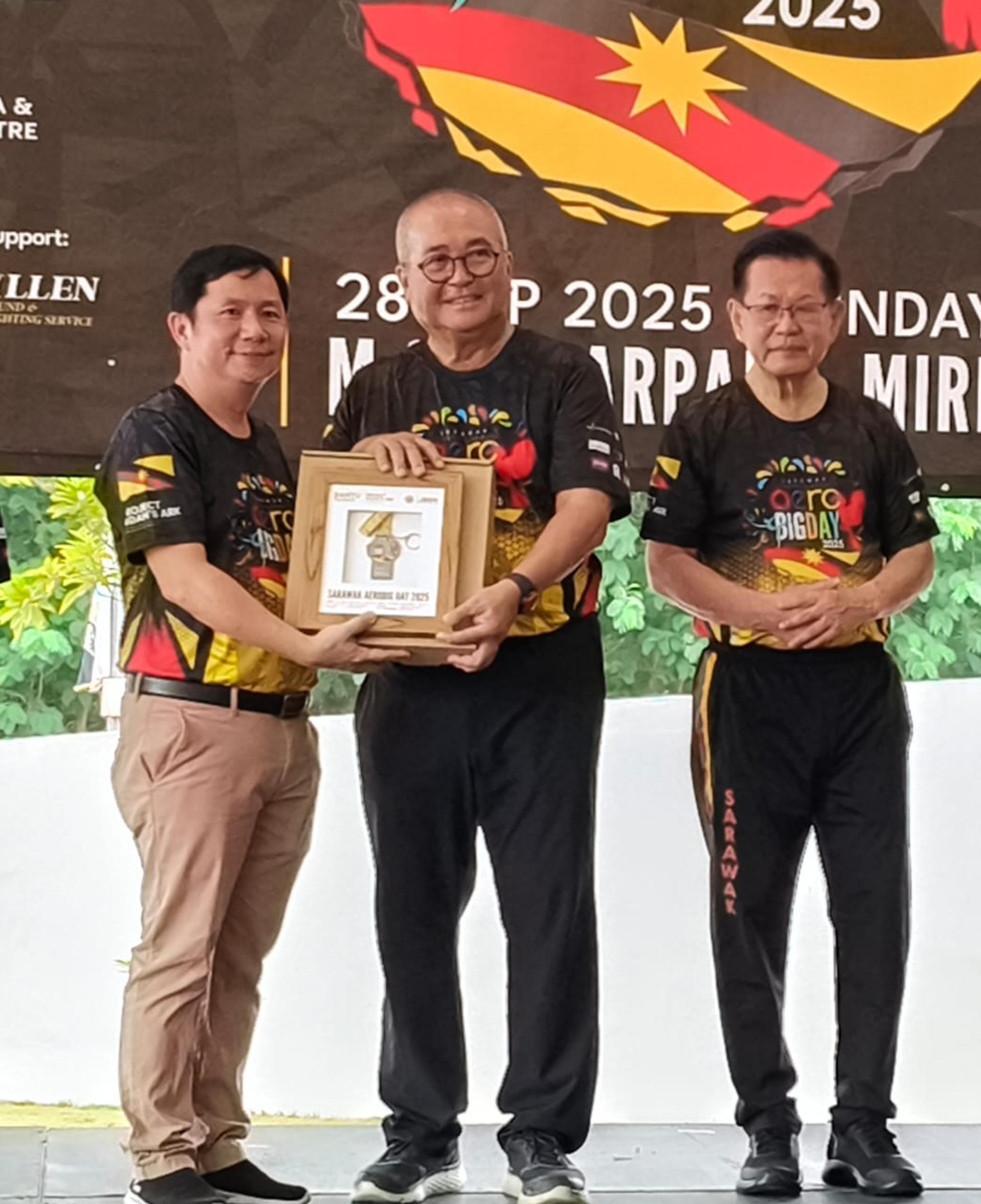 筹委会主席余国雄（左起）赠送纪念品予特别嘉宾美里市长兼埔奕区议员俞小珊。