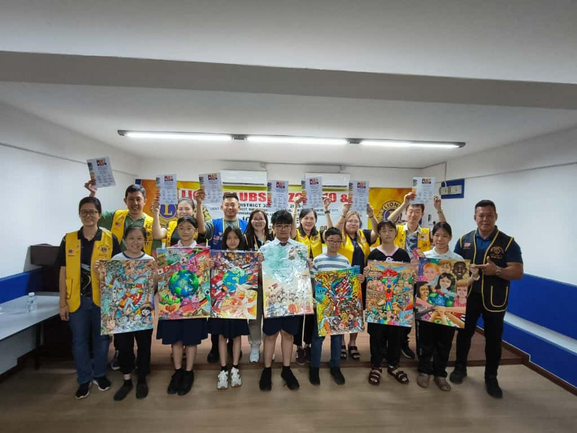 冠军得主李信（左3）领奖合影，左起国际狮子会308A2区第四专区主席张永亨、蓝卑尔狮子会会长兼筹备会主席江丽容，右2起为第11分区主席刘丽君及美里北校校长张光杰。