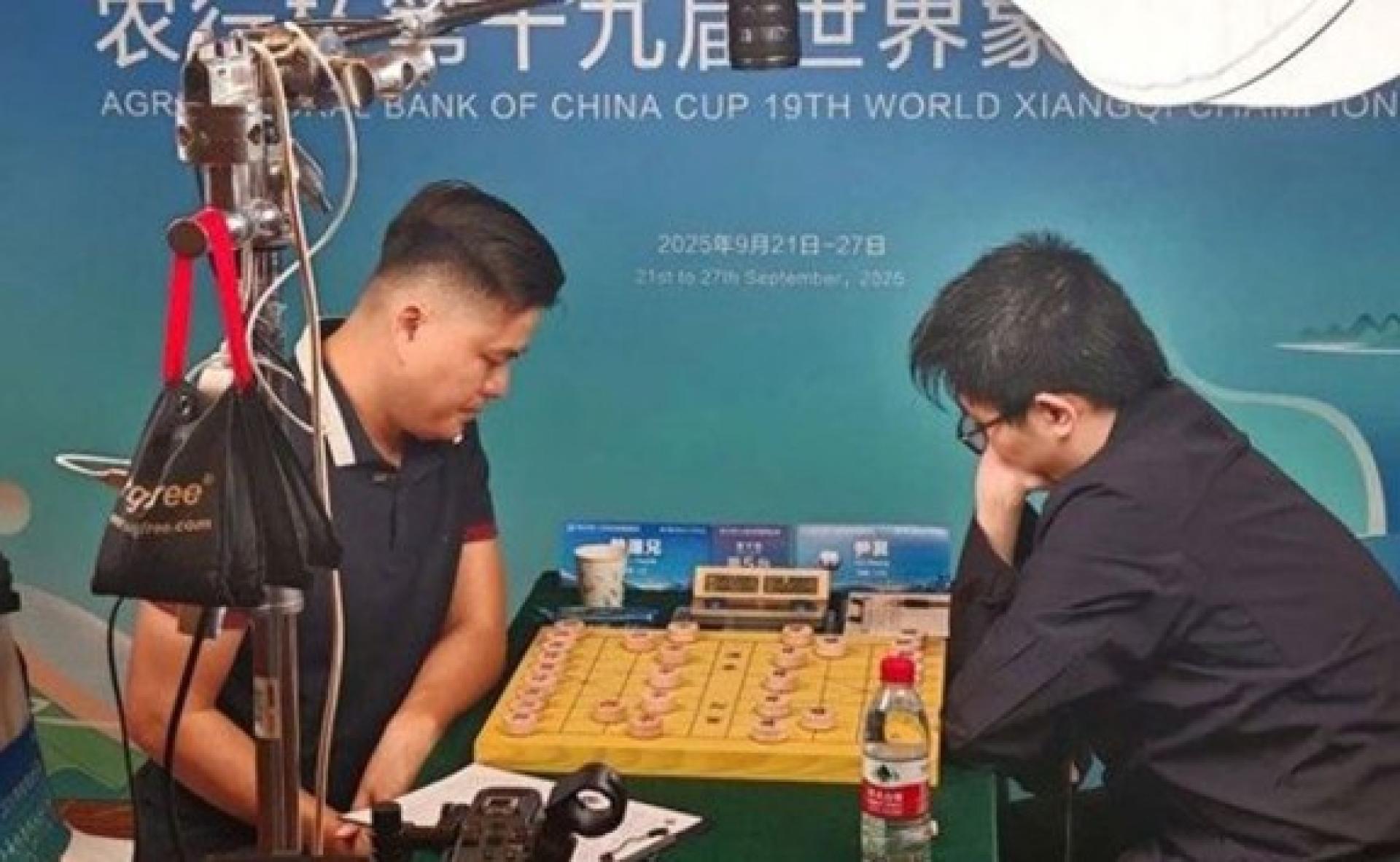 越南头号棋手赖李兄（左）夺得世界象棋锦标赛标准棋个人冠军。