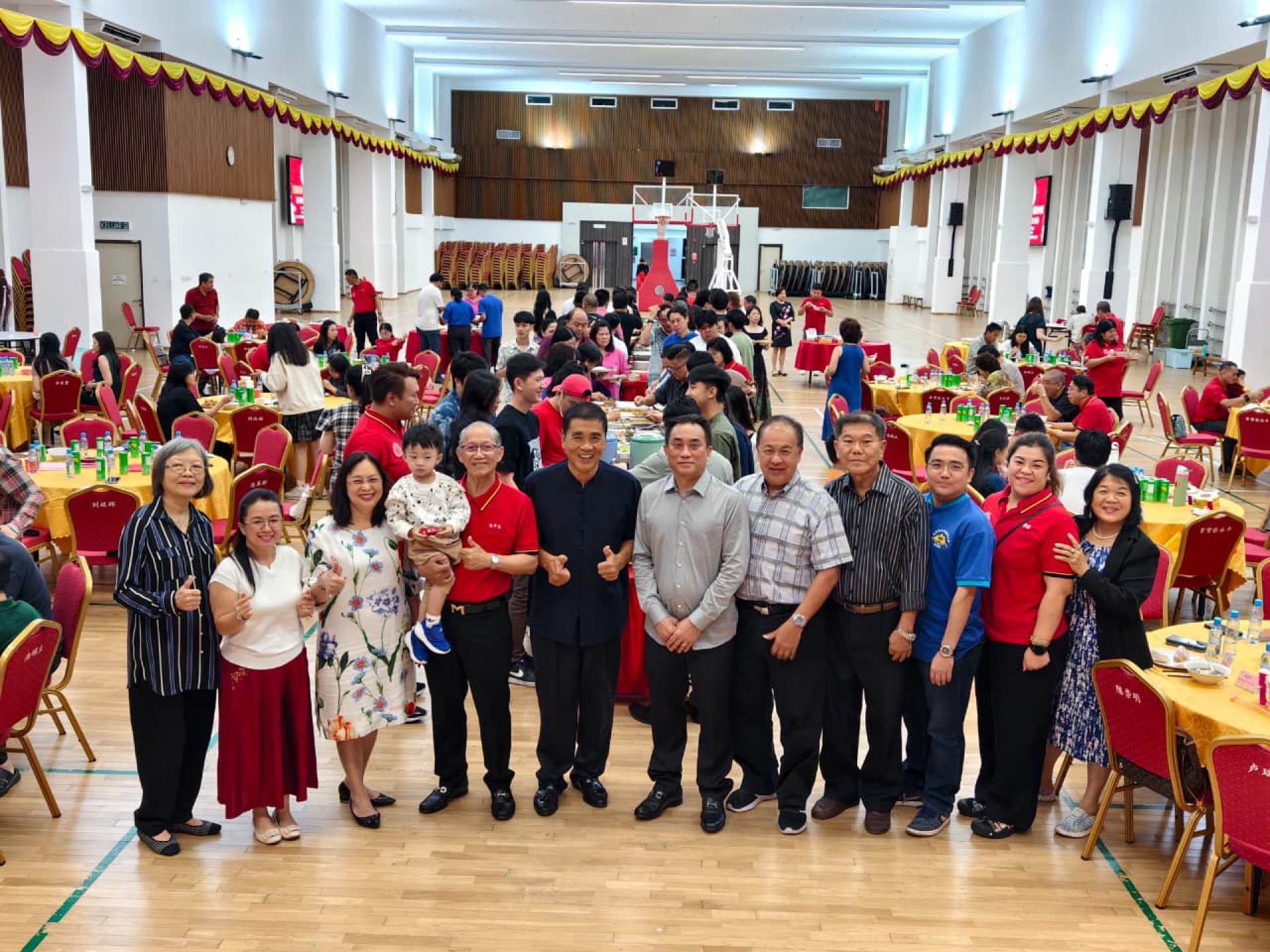 刘世泉士博士与该会理事顾问在会场合影