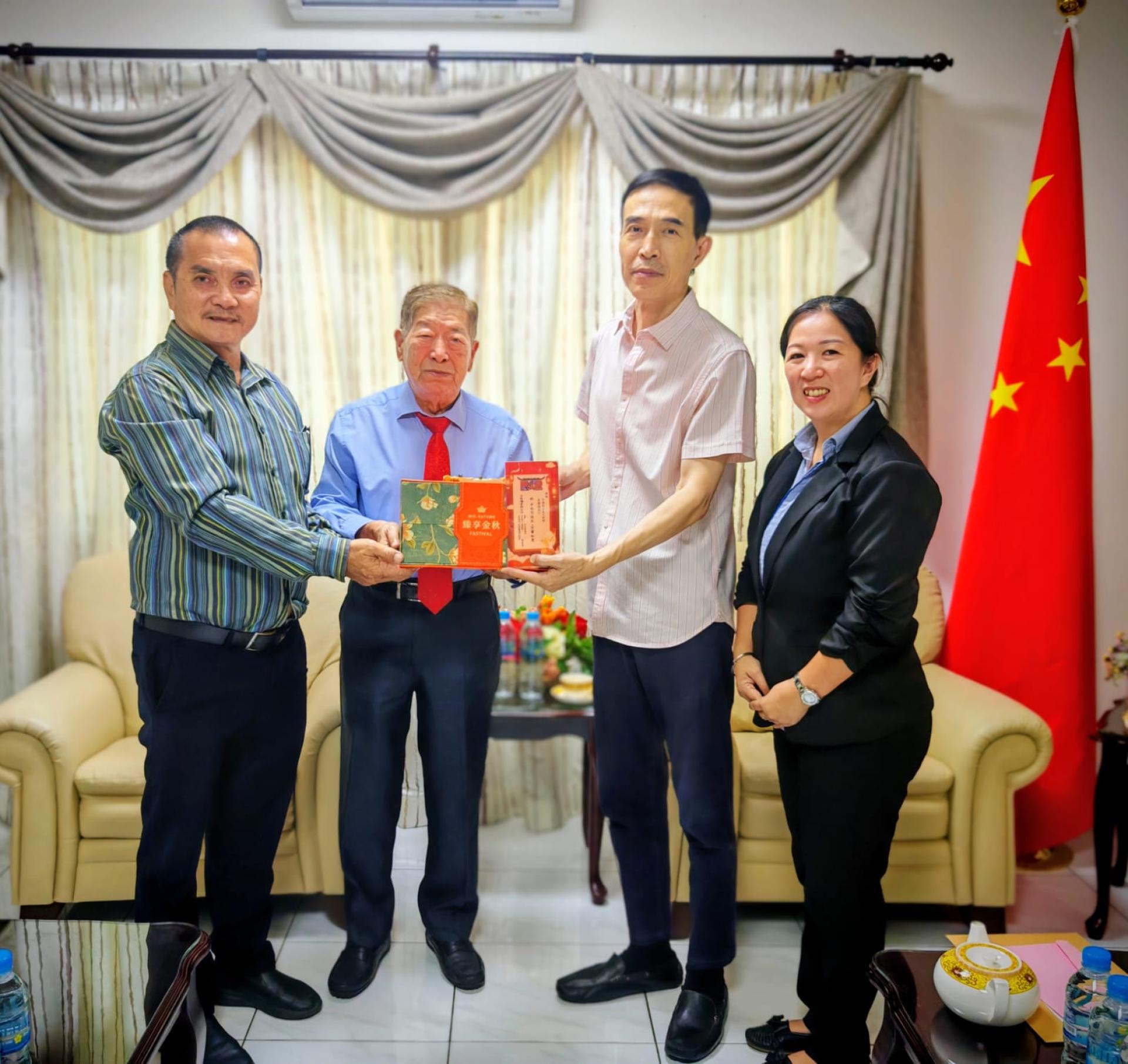 李永贞董事长移交请柬予肖建国大使