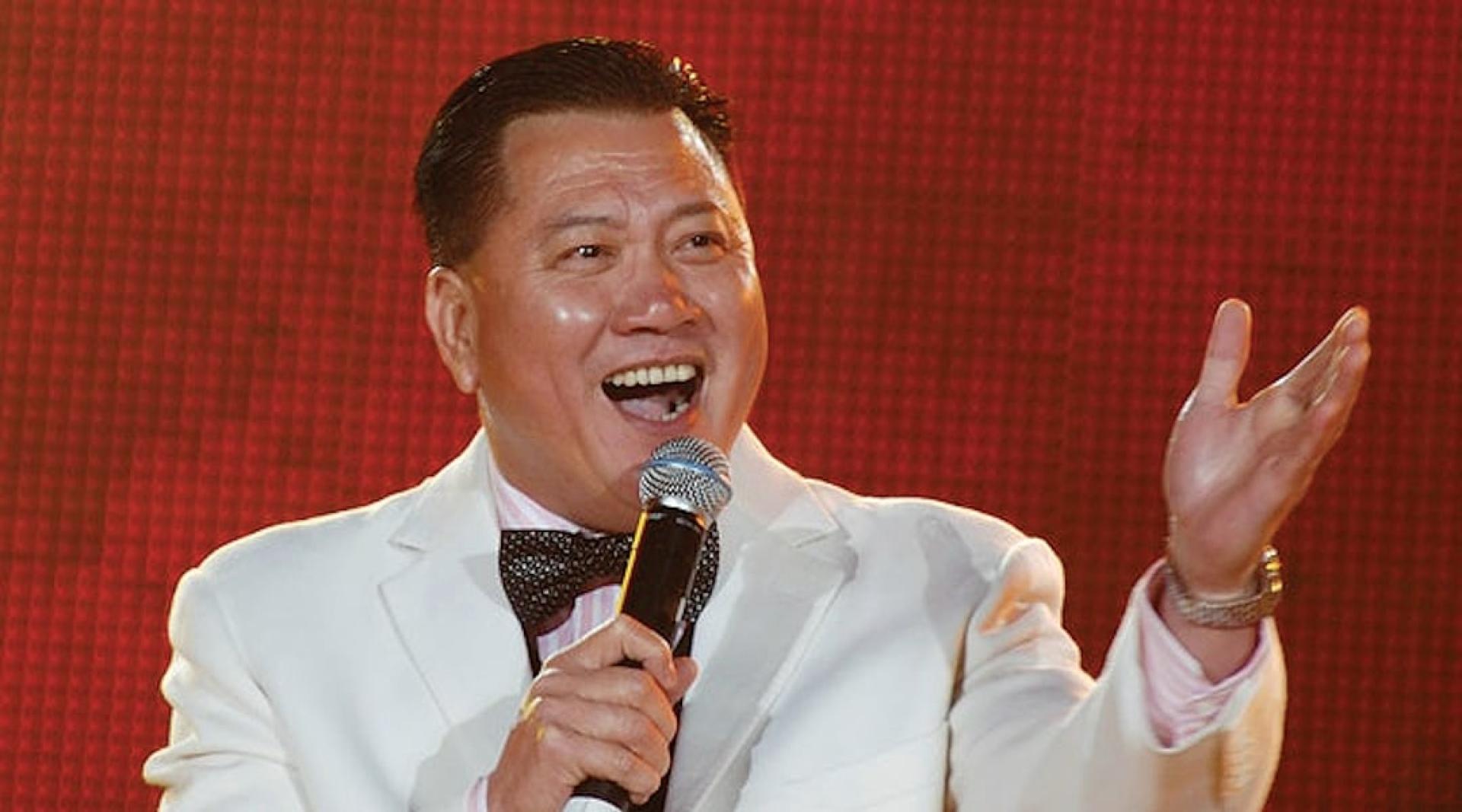 王晶爆万梓良演戏神经质。