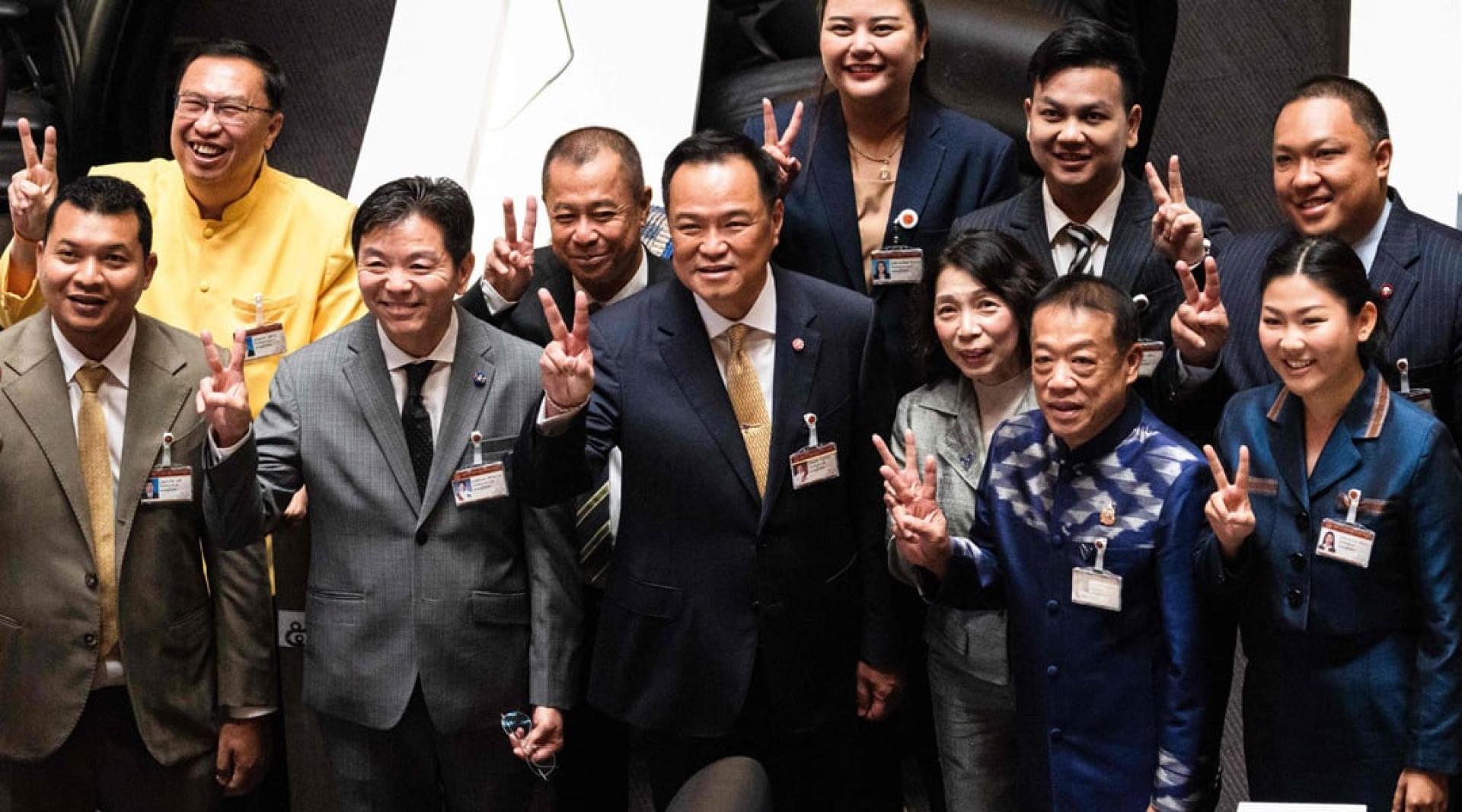 阿努廷（前排中）与国会议员一起打手势合影。