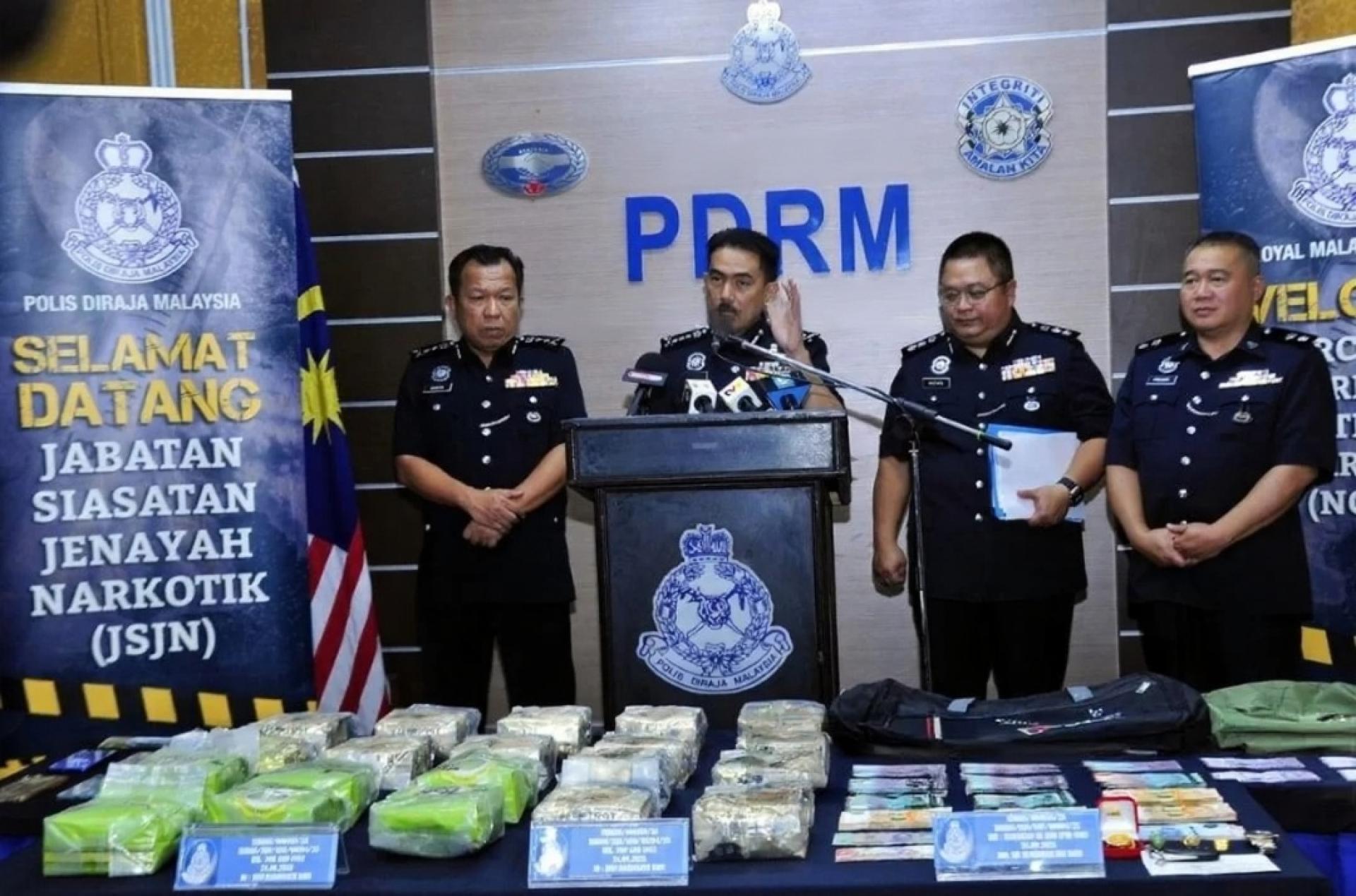 砂警察总监拿督莫哈末再纳阿都拉（右二）在记者会上发表谈话。左起为砂副警察总监赛富里赞依沙、副总监（肃毒罪案调查局）ACP穆斯达法卡玛及西连警区主任弗雷迪宾史丹尼斯劳斯。