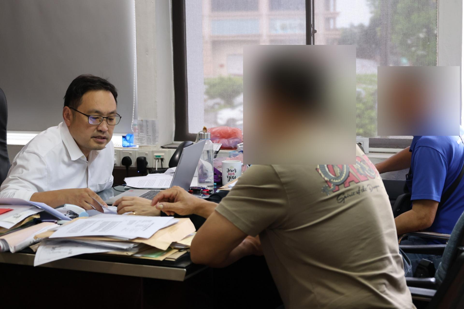 张健仁聆听求助者的心声。