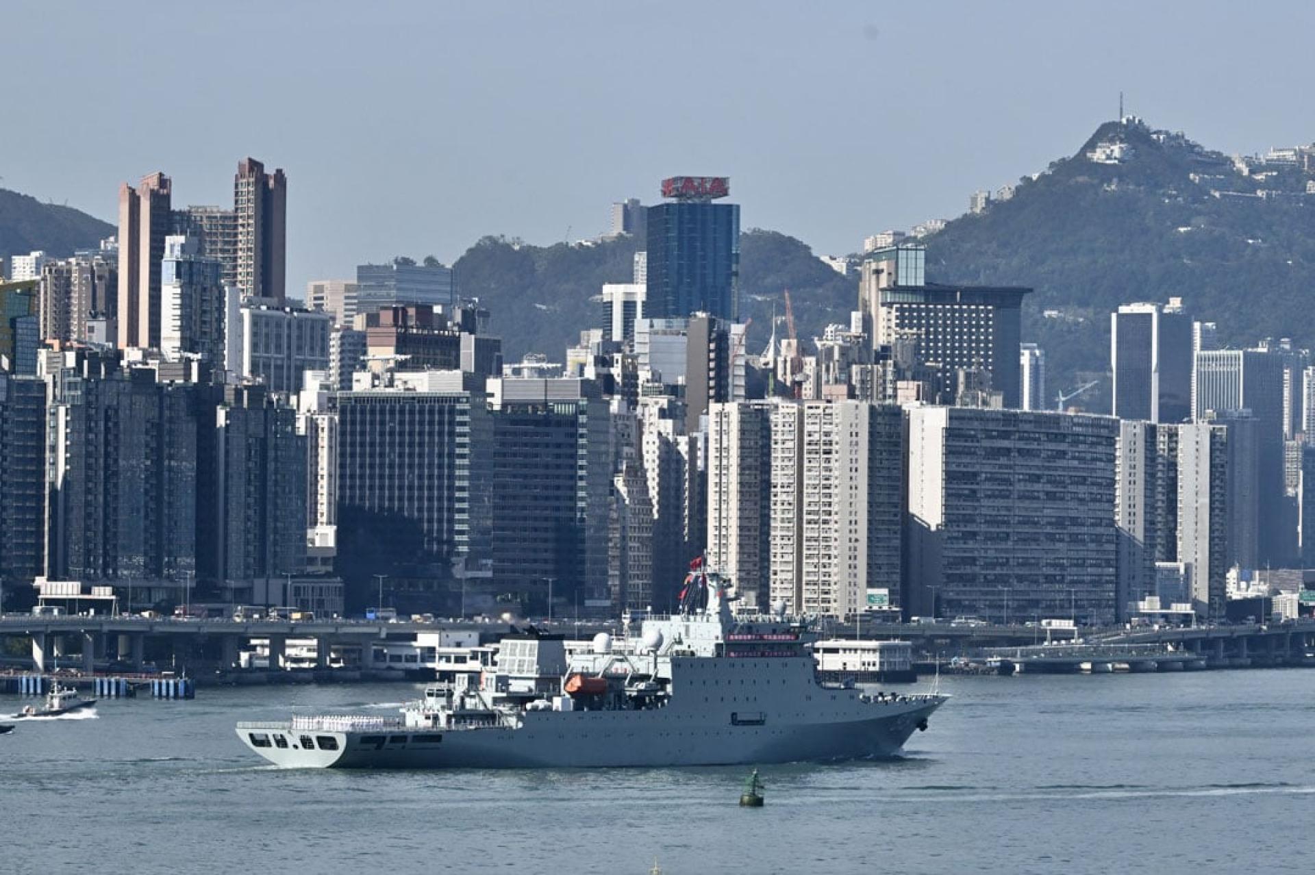 戚继光舰驶进香港水域。（图：中新社）