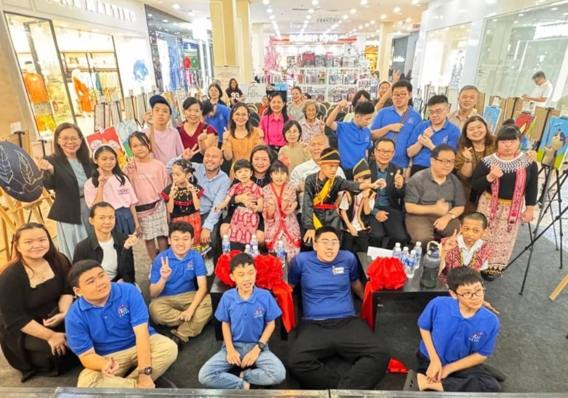 阿末（坐者左3）、沈坚石（坐者左2）、KATSN副主席 Sugi Kueh（坐者右2）与 Leovell Sam Avenido（坐者右1）合影。