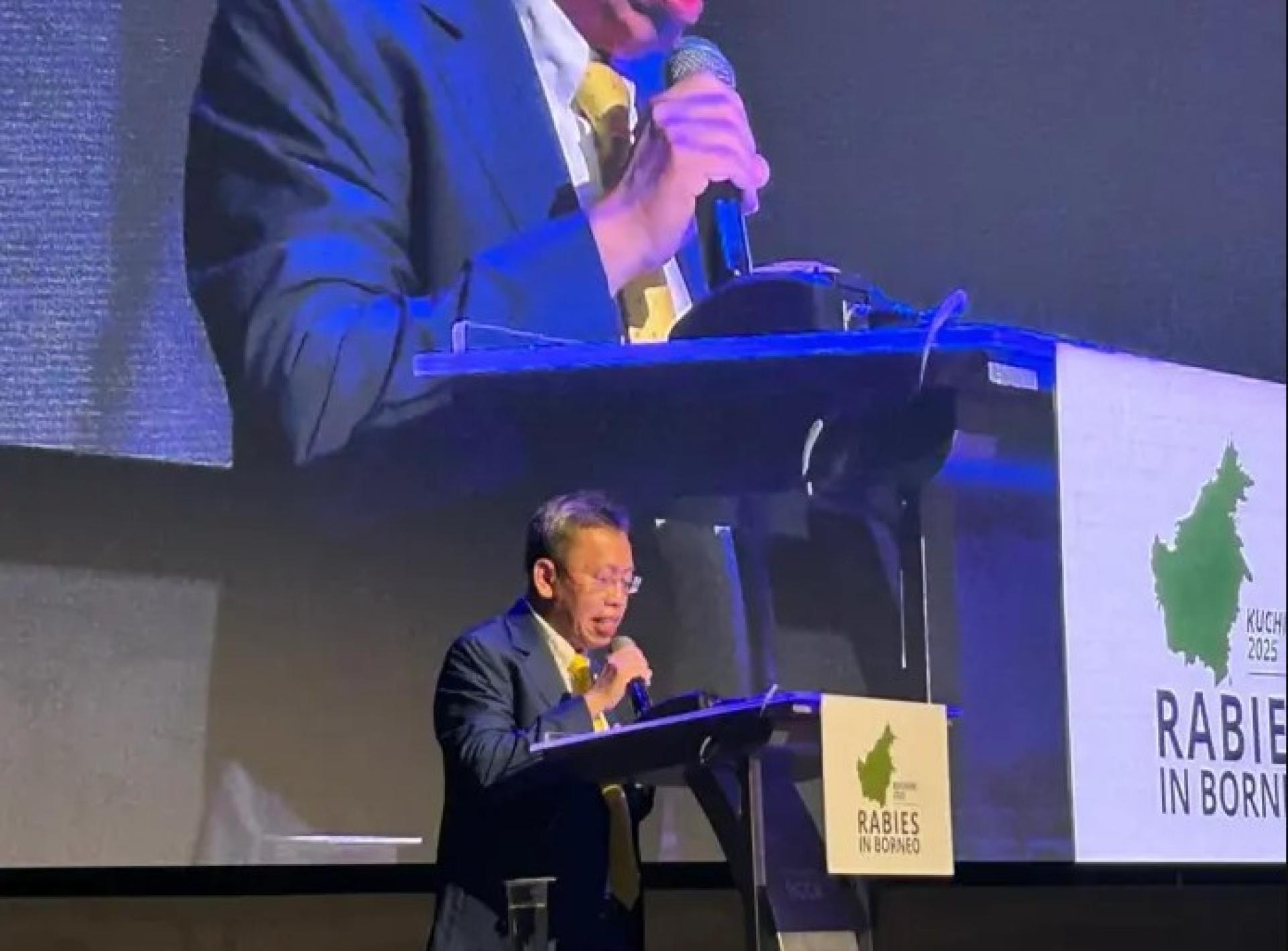沈桂贤医生代表砂拉越总理，于2025年9月30日在古晋婆罗洲会展中心举行的“2025婆罗洲狂犬病大会”发表演讲。