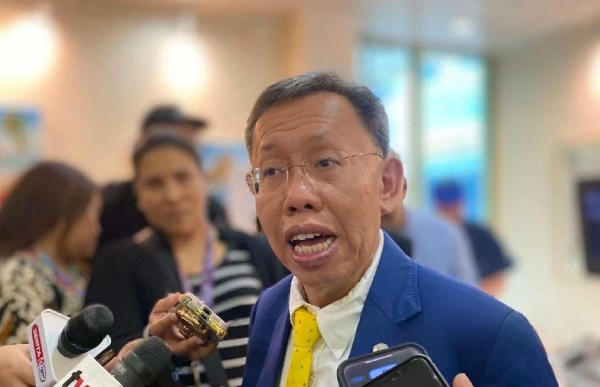 沈桂贤医生向媒体发表谈话。