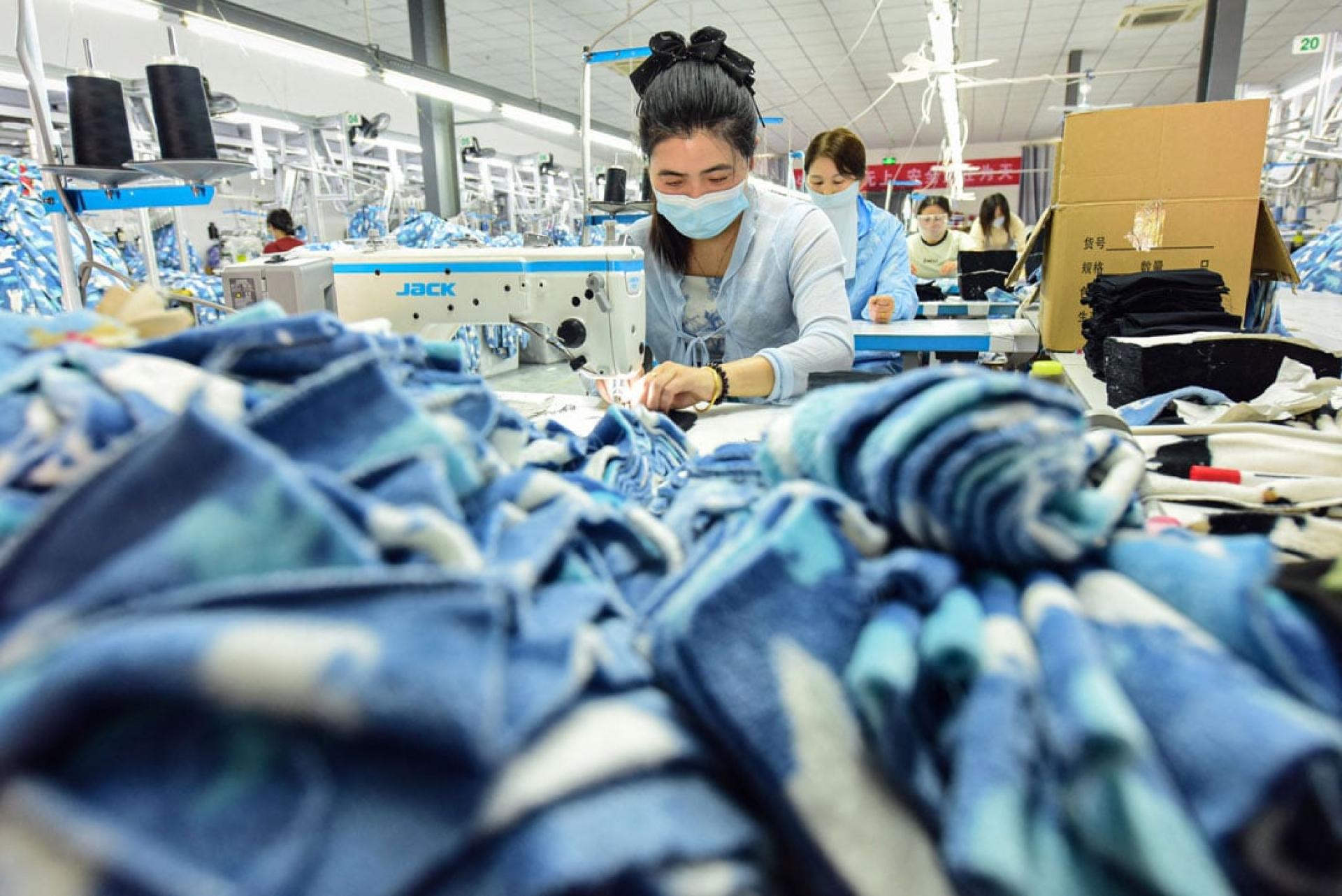 中国政府工作报告将今年经济成长目标设定在5%左右，亚洲开发银行预测值较低。
