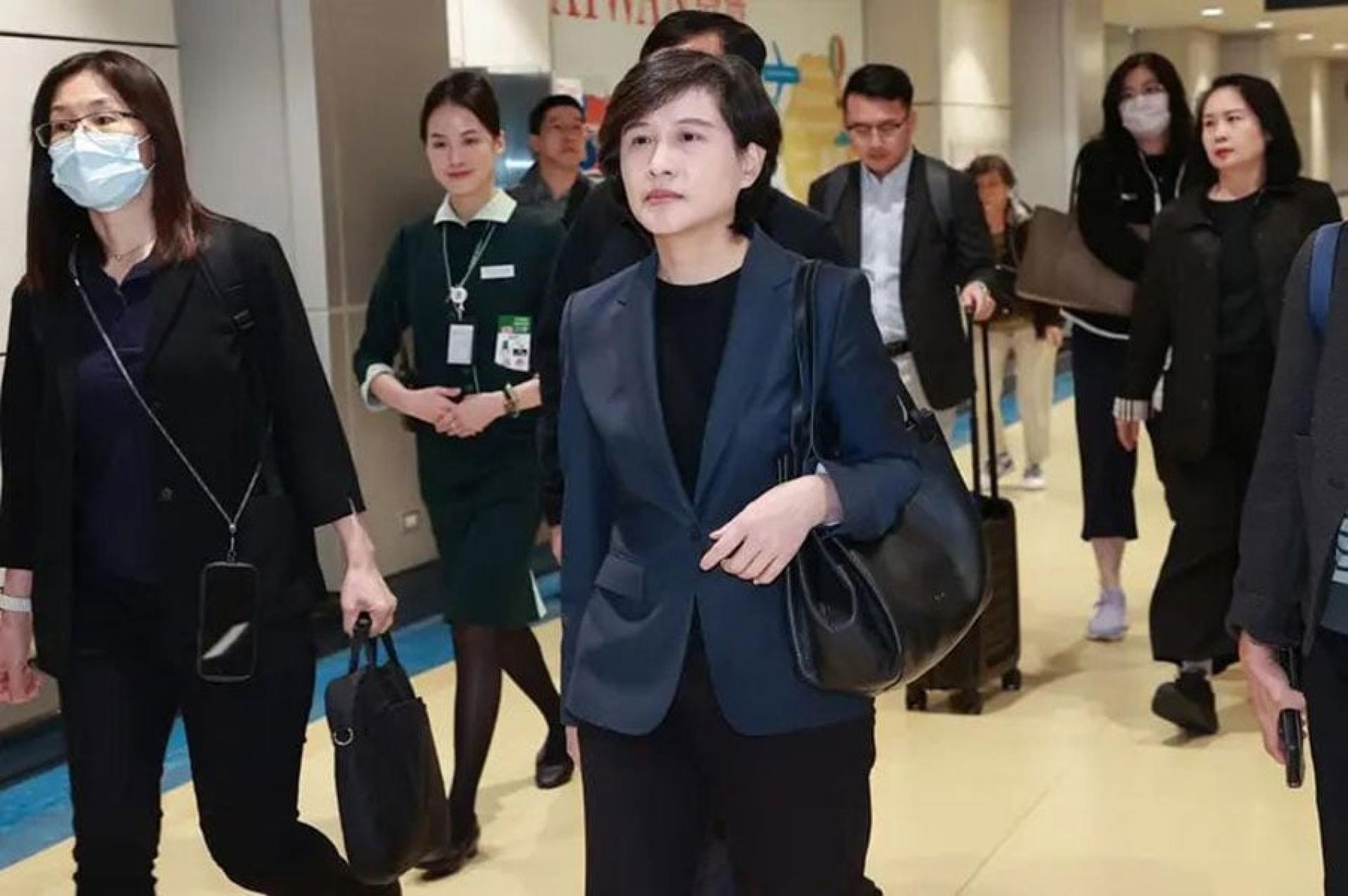 台湾行政院副院长郑丽君1日清晨搭机返台。