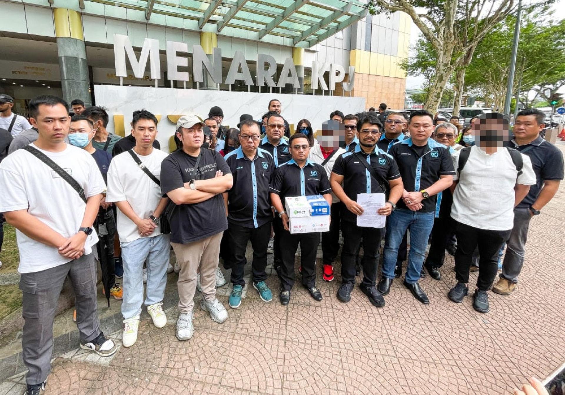 胡杰良（前排右2起）、希山和投资者等人出示新证据。