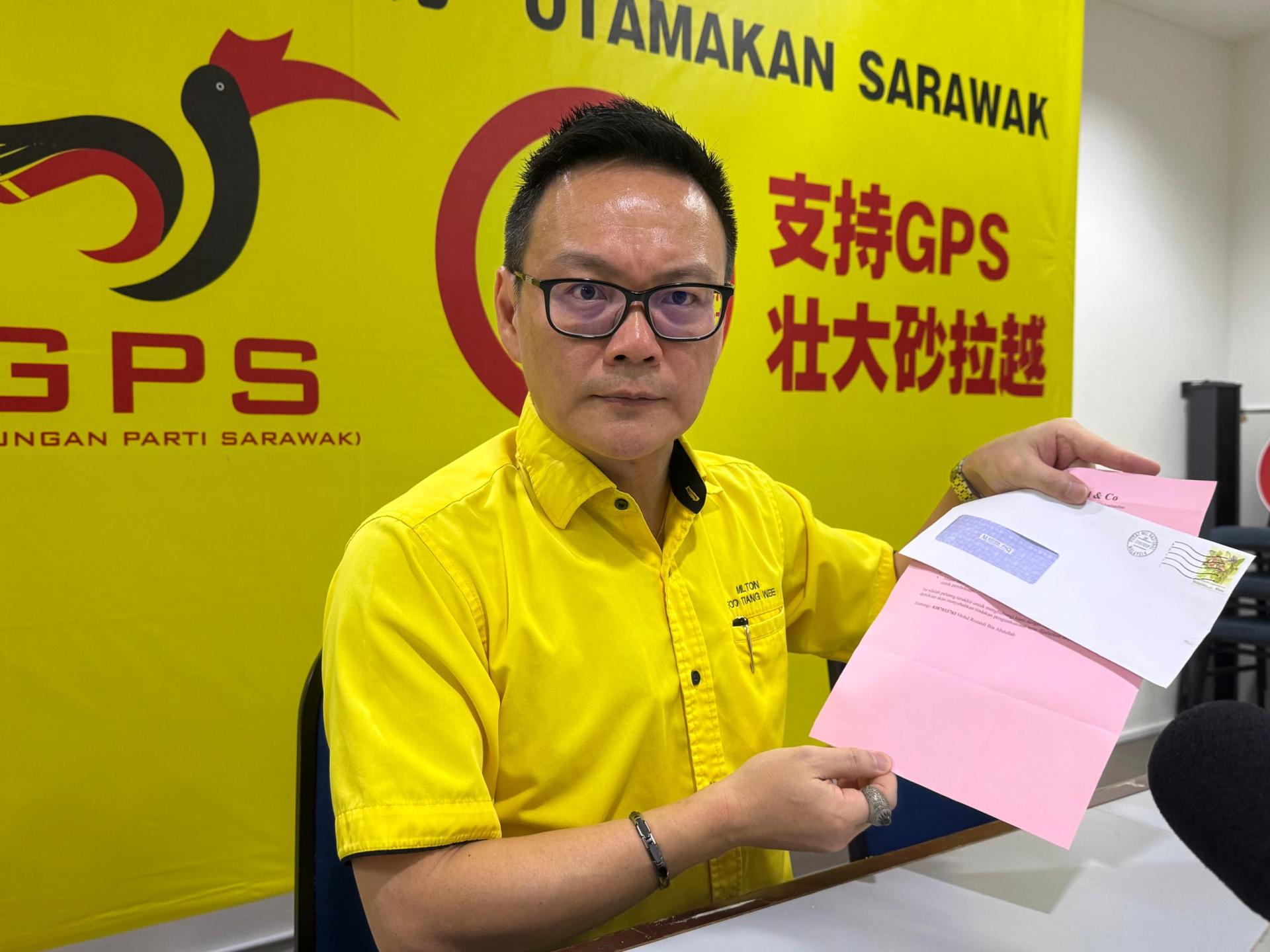 人联党公共投诉局主任符祥威展示有关诈骗份子寄来的信函。