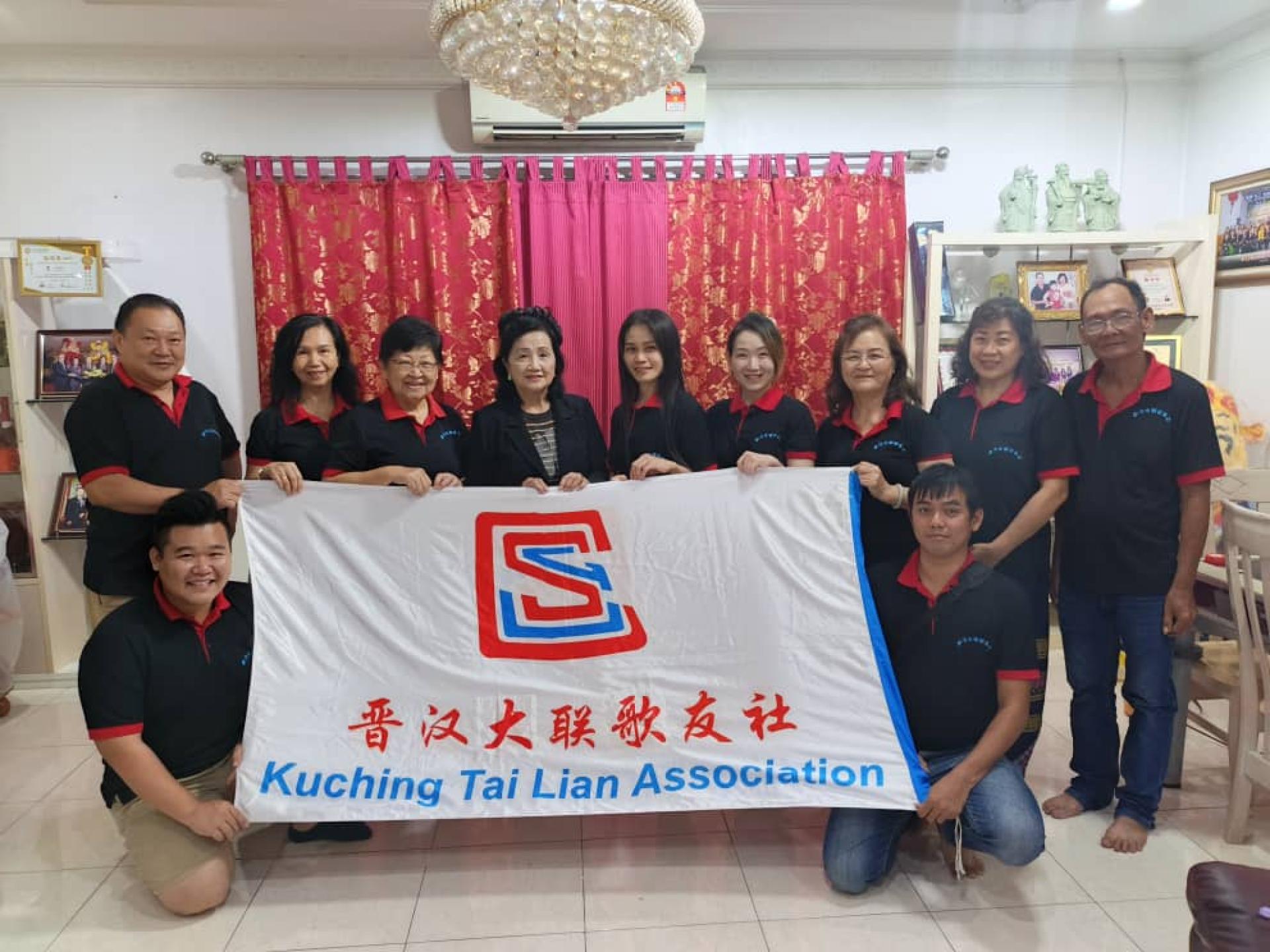 总领队黄碧莺社长授旗予本社代表队。中黑大衣者是为黄碧莺社长.