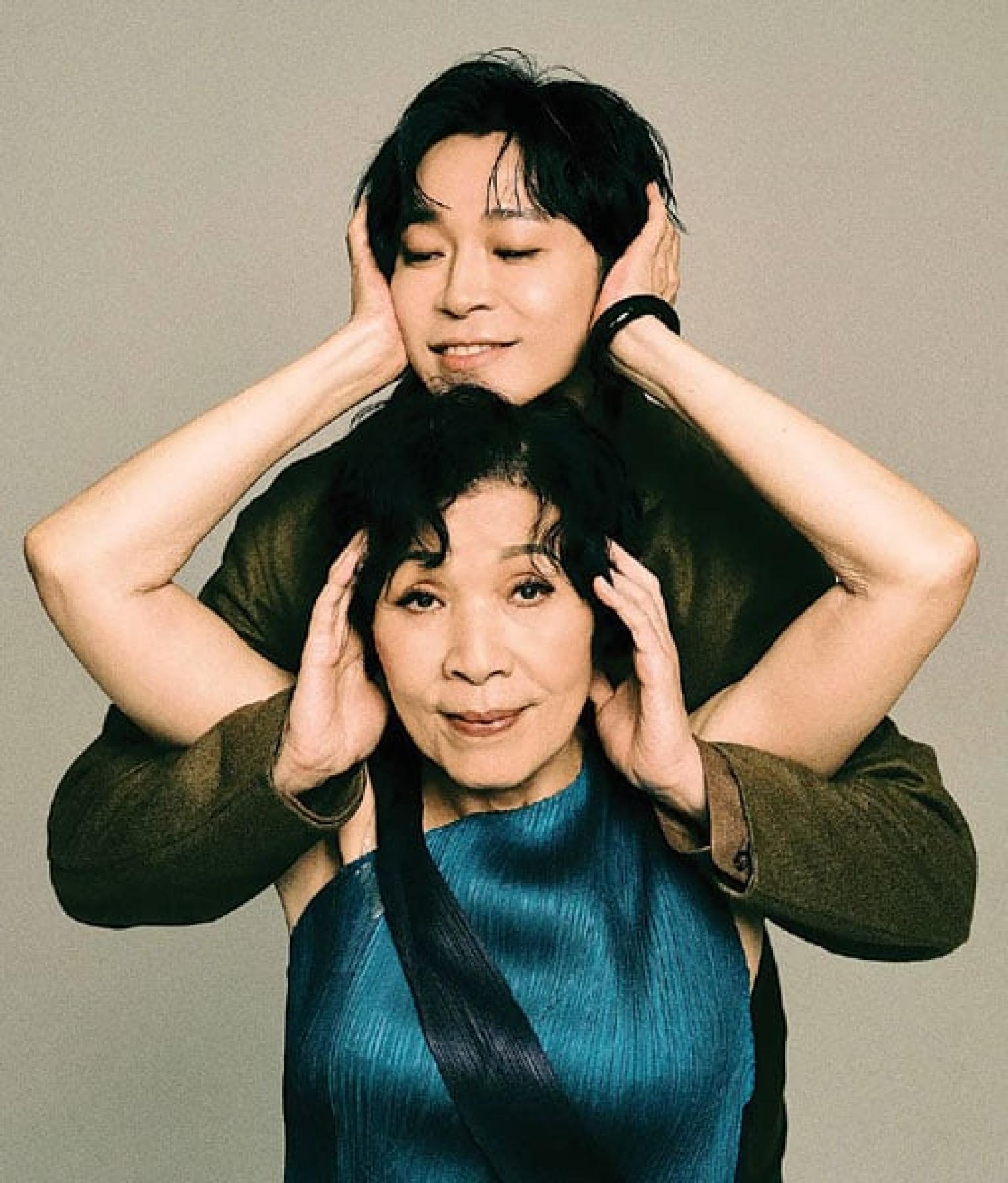 吴青峰与妈妈拍摄杂志封面。