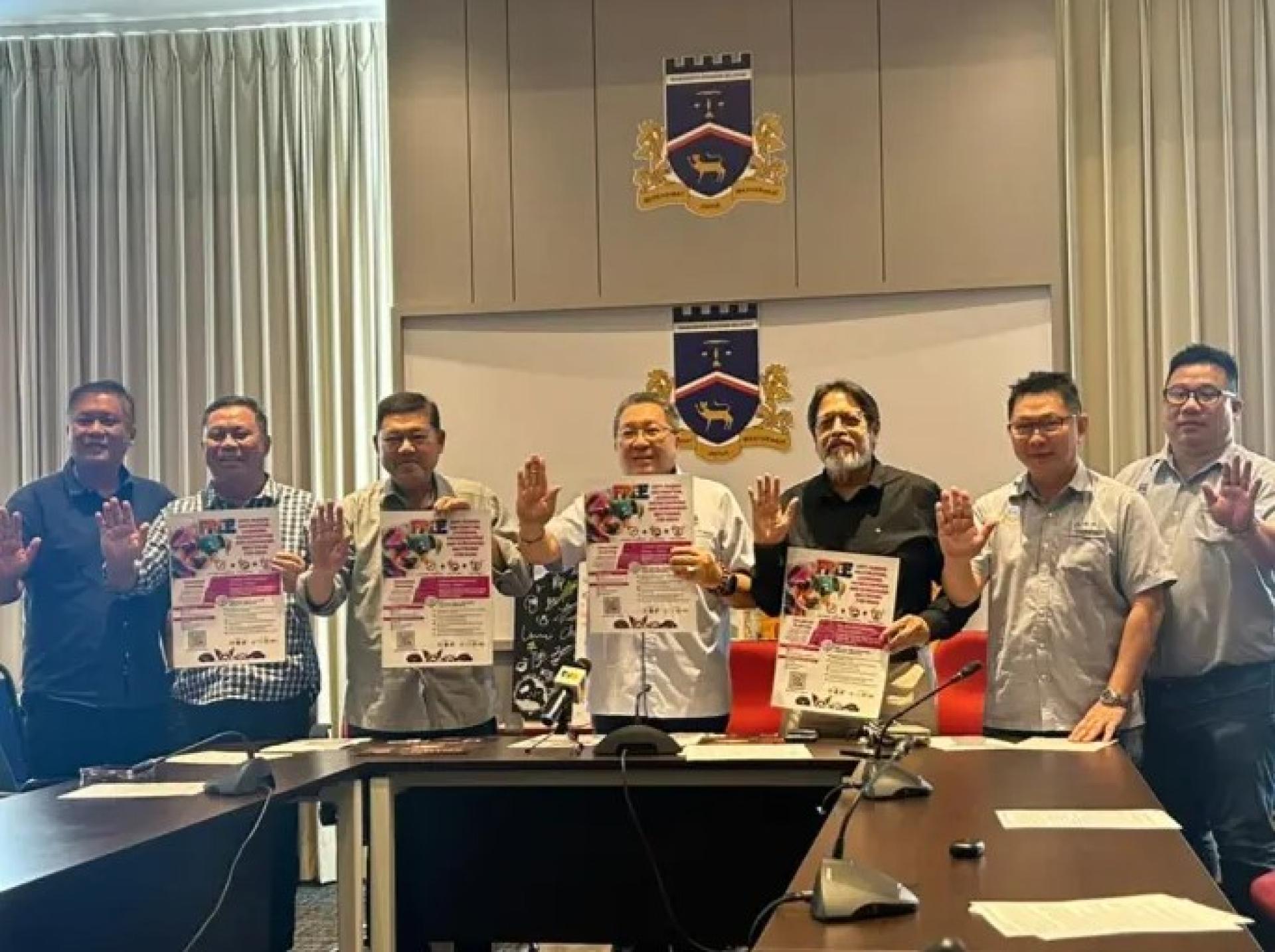 Chai Ju Loon、威尔弗烈穆贾阿顿、副市长拿督再益迪苏海里、黄鸿圣、德拉曼查拉丁、郑志国及Kiing Sie Ying，于2025年10月1日在古晋南市政局总部记者会上合影。