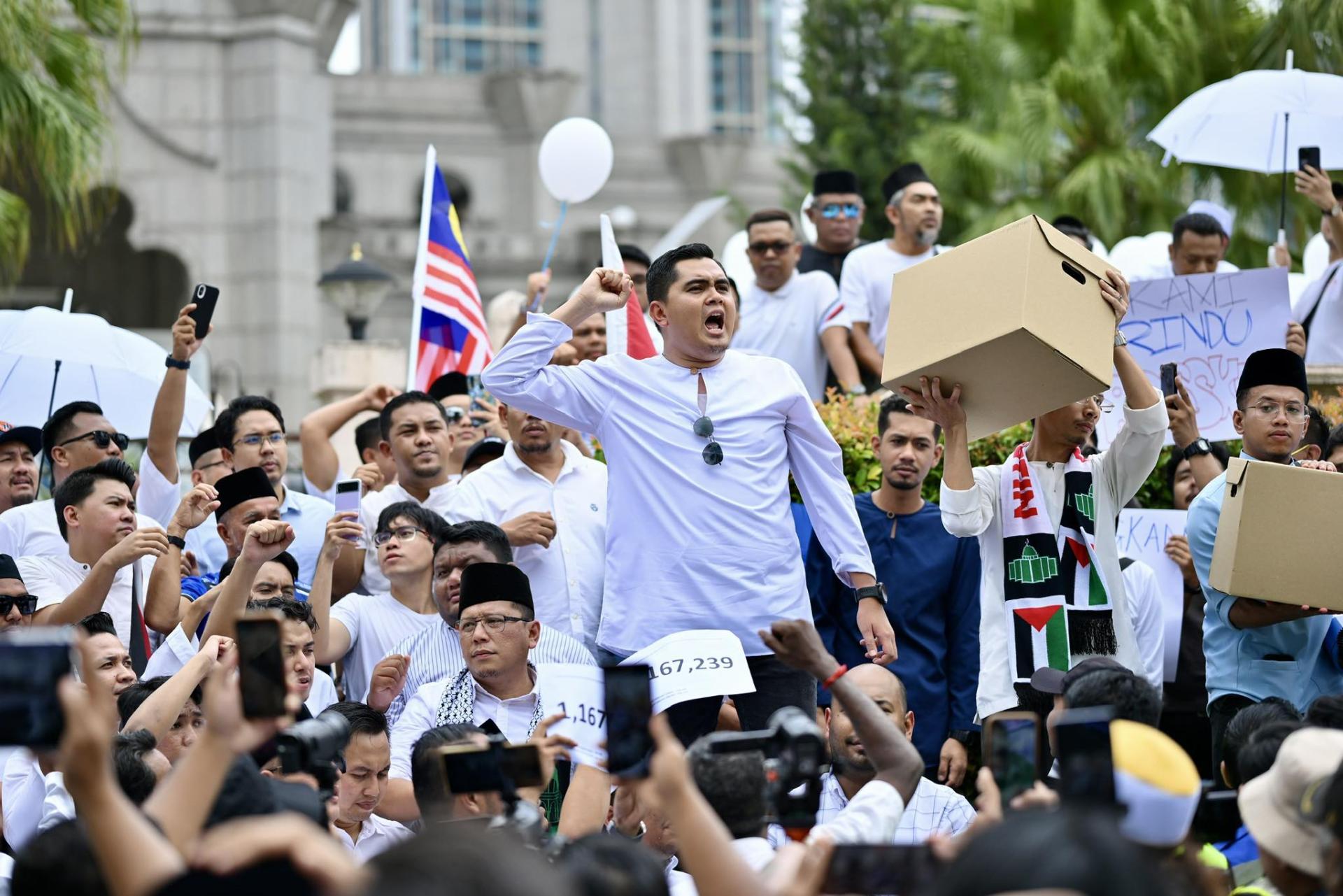 阿克玛指出，若不放人，要求政府取消邀请特朗普访马，否则将上街抗议。