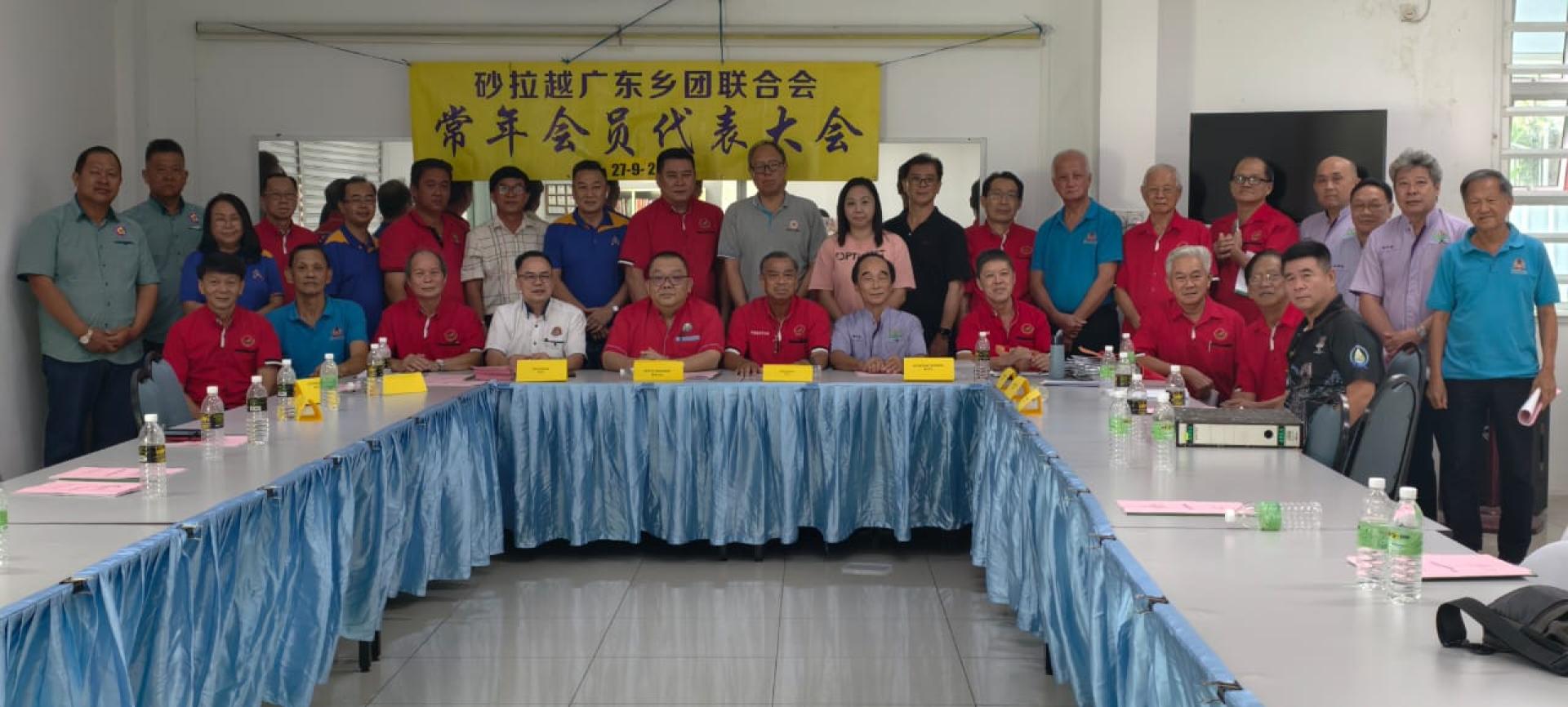 砂拉越广东乡团联合会第7届（2025至2027年）理事会成员合影。前排左6为会长甘保祥。