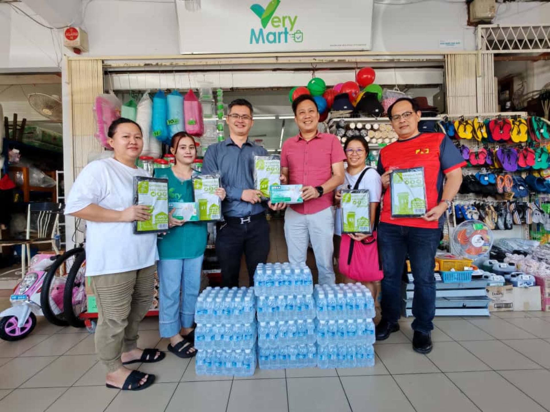 Very Mart 经理许必胜 （左3）移交贊助品予北砂新闻从业员协会会长蔡传晋，右起北砂新协财政兼筹备会主席杨万勇及北砂新协副财政兼筹备会秘范文琦。