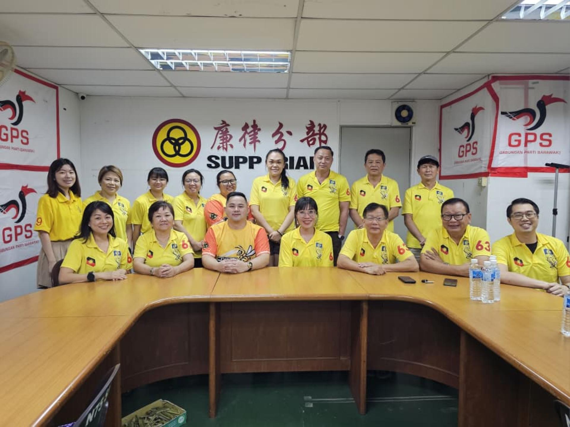 “花好月圆情满中秋”中秋晚会筹备会成员合影。坐者左4为筹备会主席叶瓘菲。