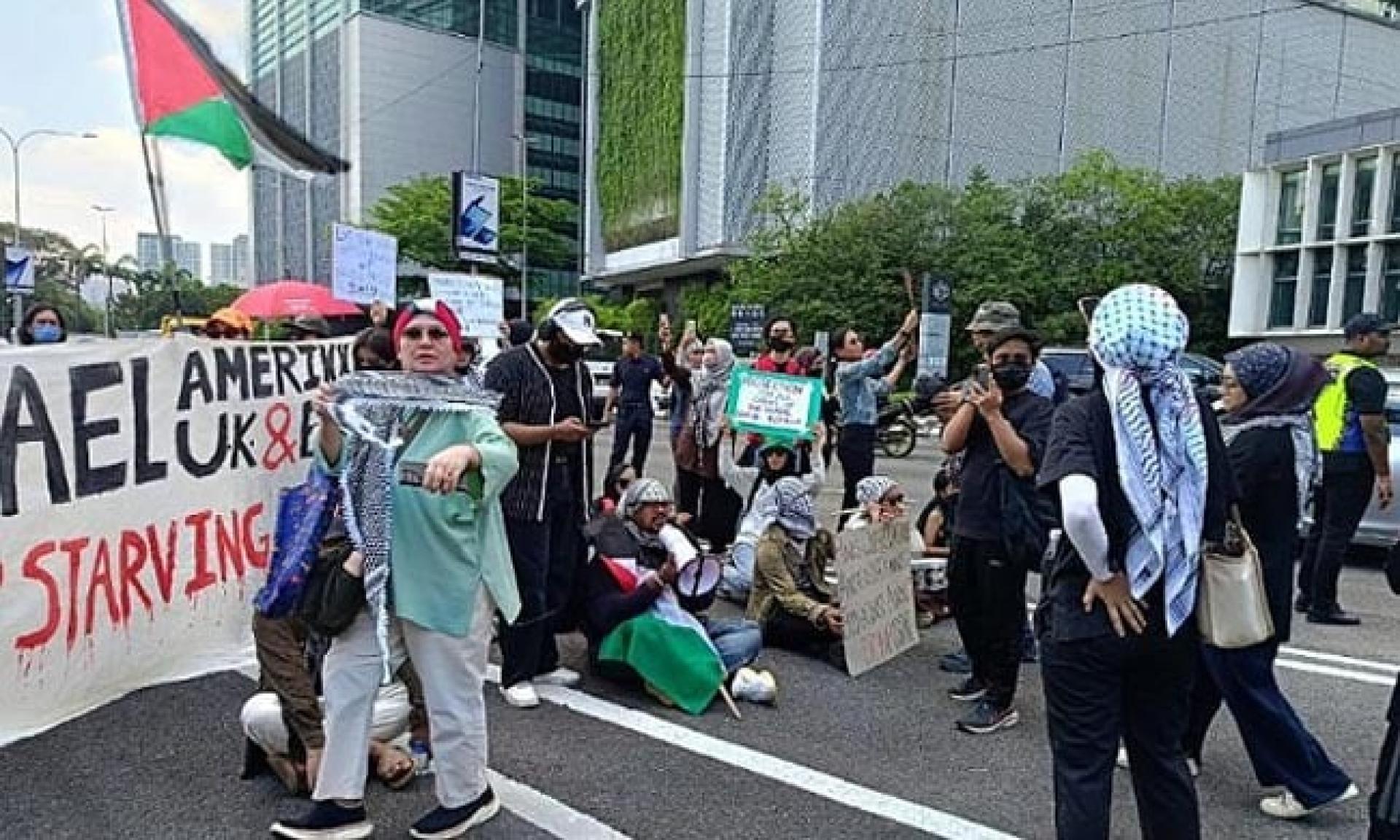 约40名集会者在周四中午12时许聚集在美国大使馆外请愿抗议；据悉，有两名人士因挑衅警方而被逮捕。