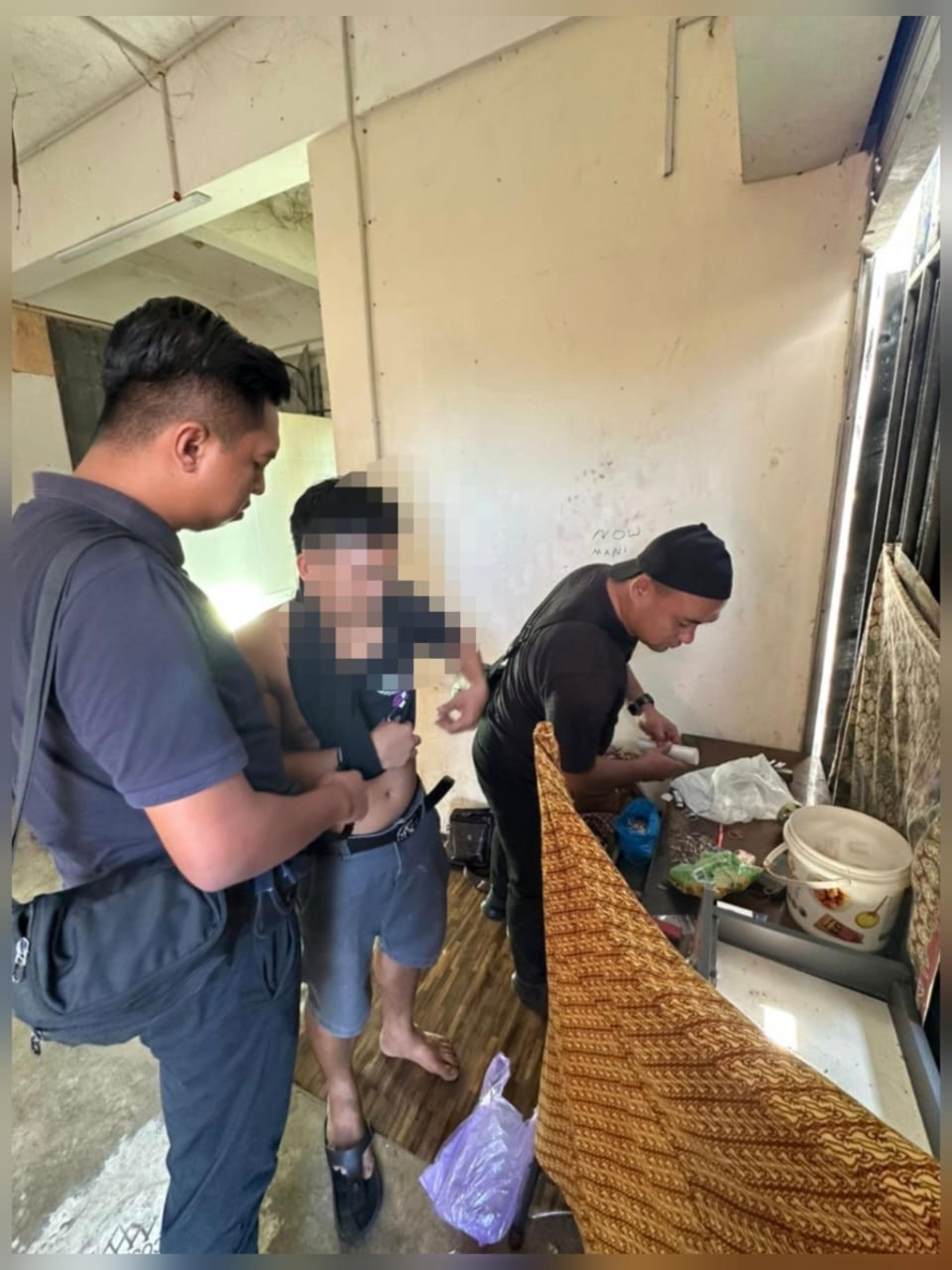 美里警区扫毒，8名男子落网。