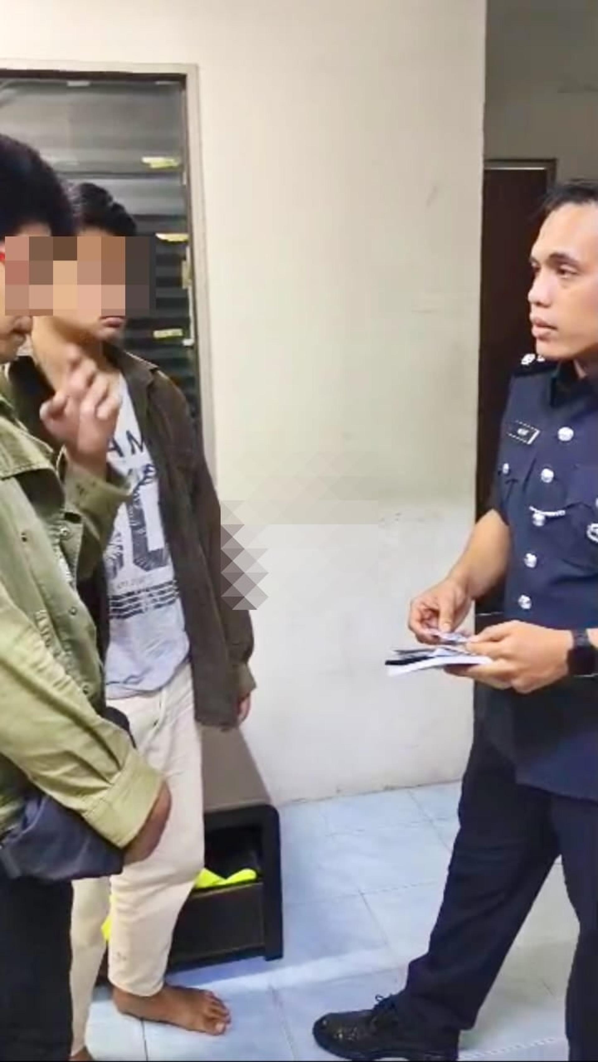 两名被扣留者聆听警官的谈话。